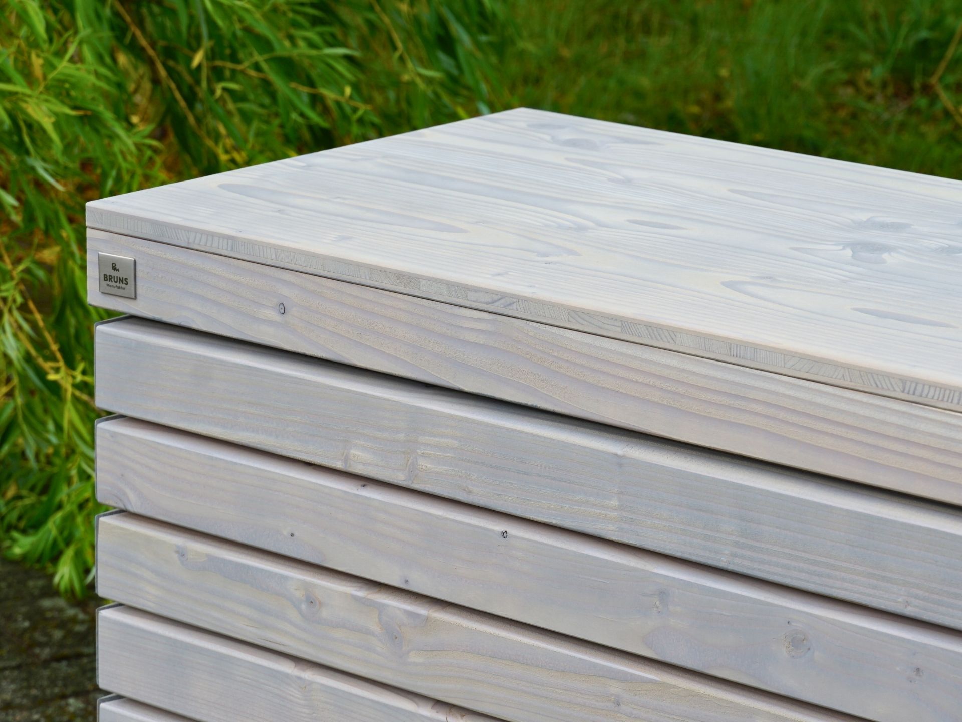 Truhe für den Innenbereich in Grau Geölt – rechter Bereich im Detail mit Deckel aus Massivholzplatte und fein gearbeitetem Rhombus-Design.