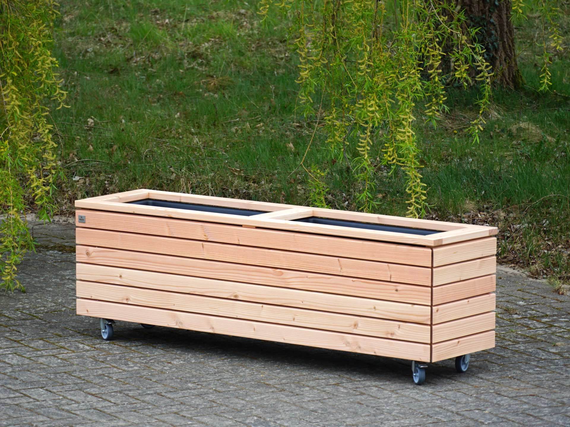 Gesamtansicht des Pflanzkastens Rhombus 2M mit Rollen in Natur – zwei Kammern mit je einem Pflanzeinsatz, auf Lenkrollen (2 feststellbar)