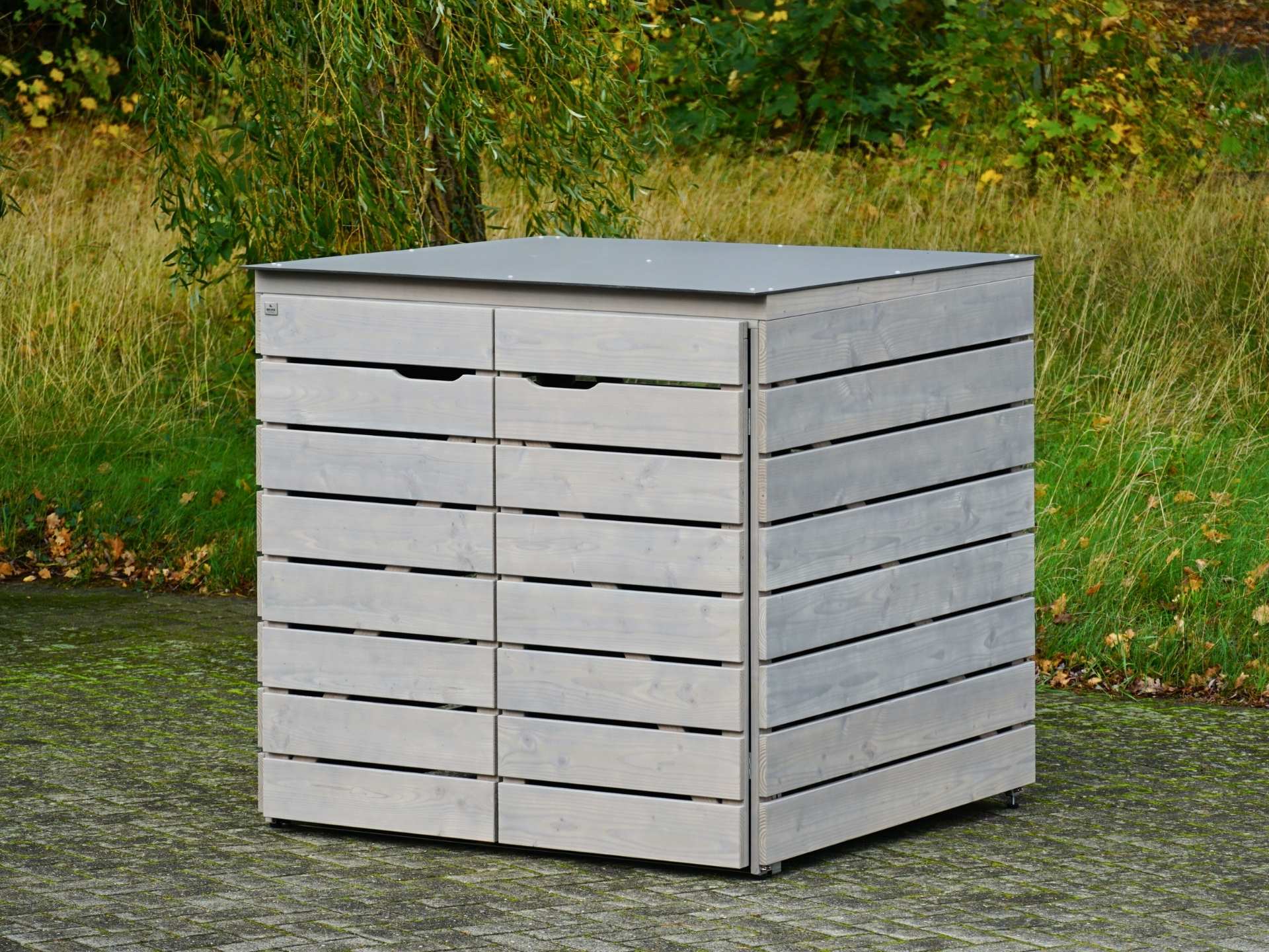 2er Kinderwagenbox aus grau geöltem Holz mit HPL-Dachverkleidung, wetterfest und modern, als Aufbewahrung im Außenbereich.