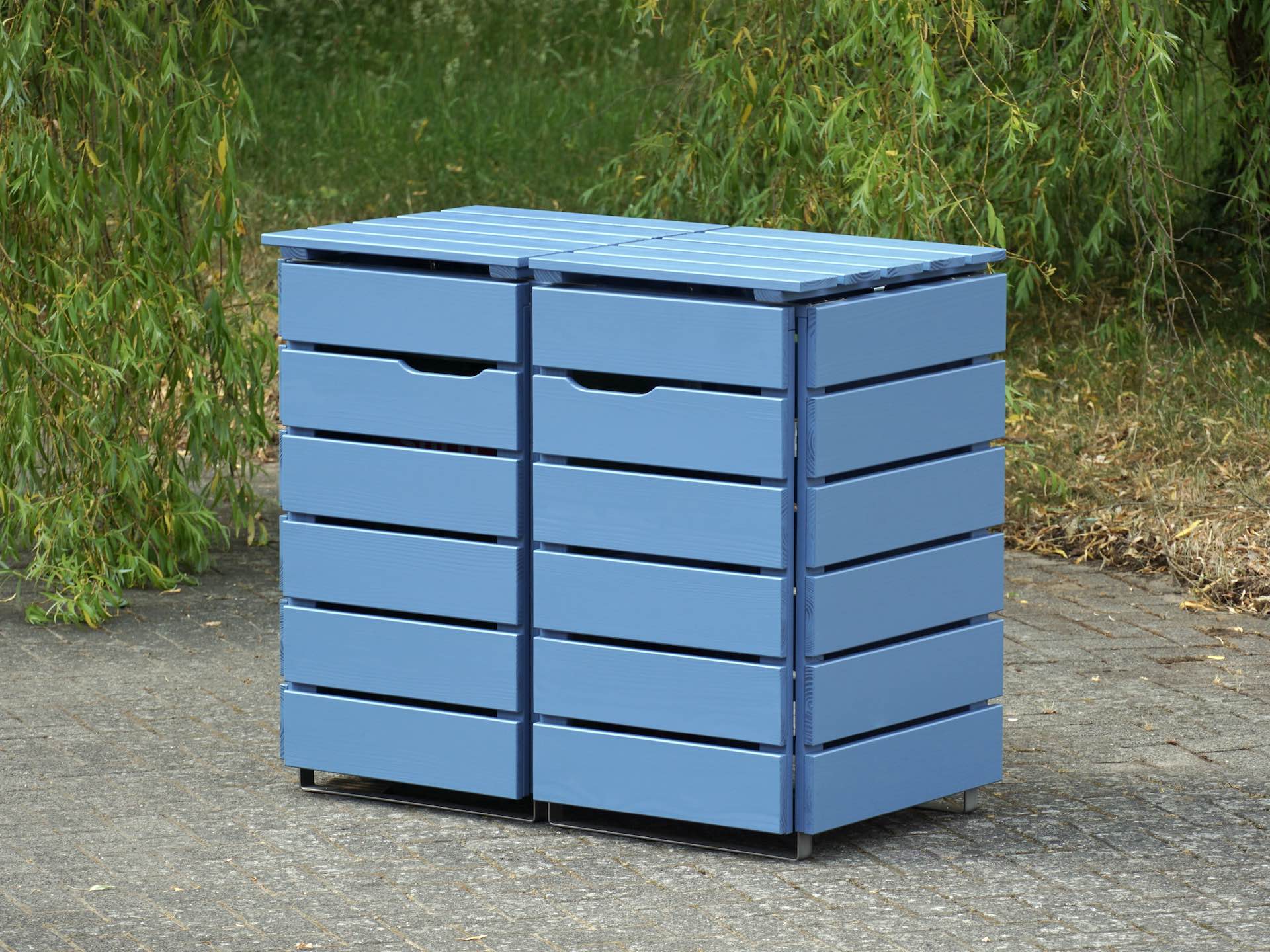 2er Mülltonnenbox in Taubenblau, von vorn rechts, geschlossen