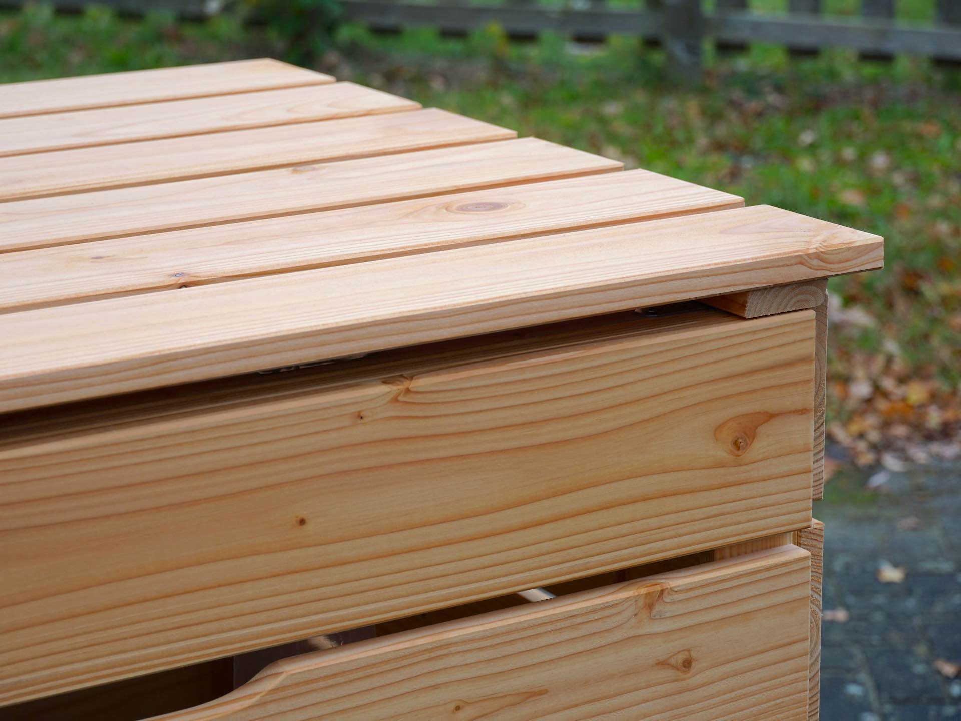 Detailaufnahme des rechten Deckels und angrenzender Türpartie der Mülltonnenbox in Natur Geölt