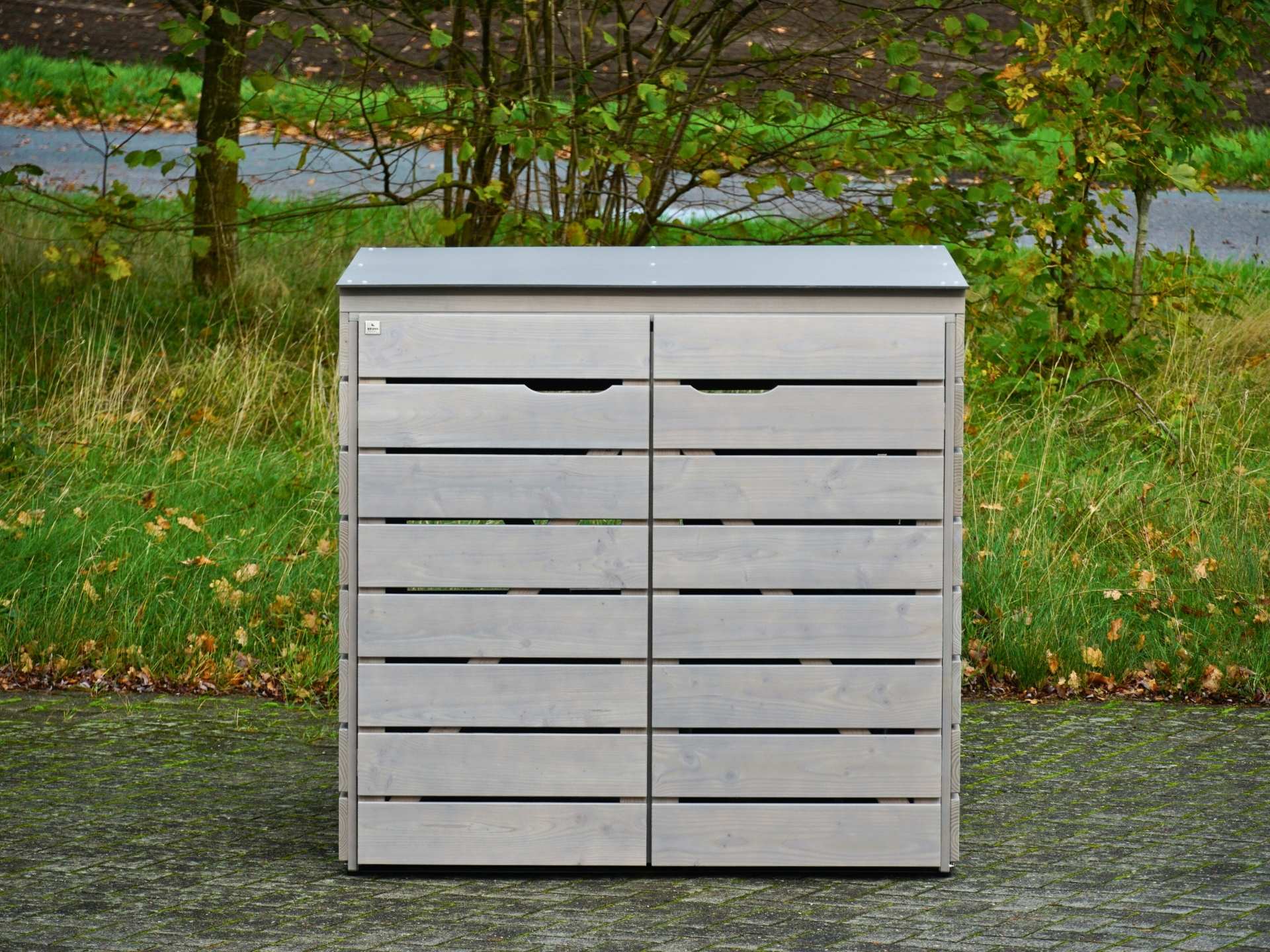 Frontalansicht der Kinderwagenbox – beide Türen geschlossen, klare Linien und harmonisches Design