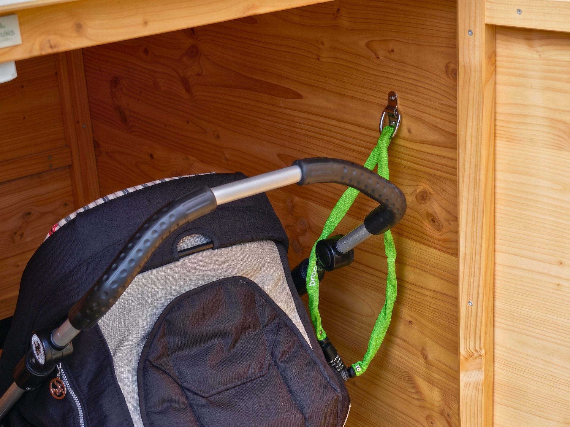 Kinderwagenbox Cubus mit Edelstahl-Öse zur Sicherung der Kinderwagen mit einem handelsüblichen Fahrradschloss – Detai