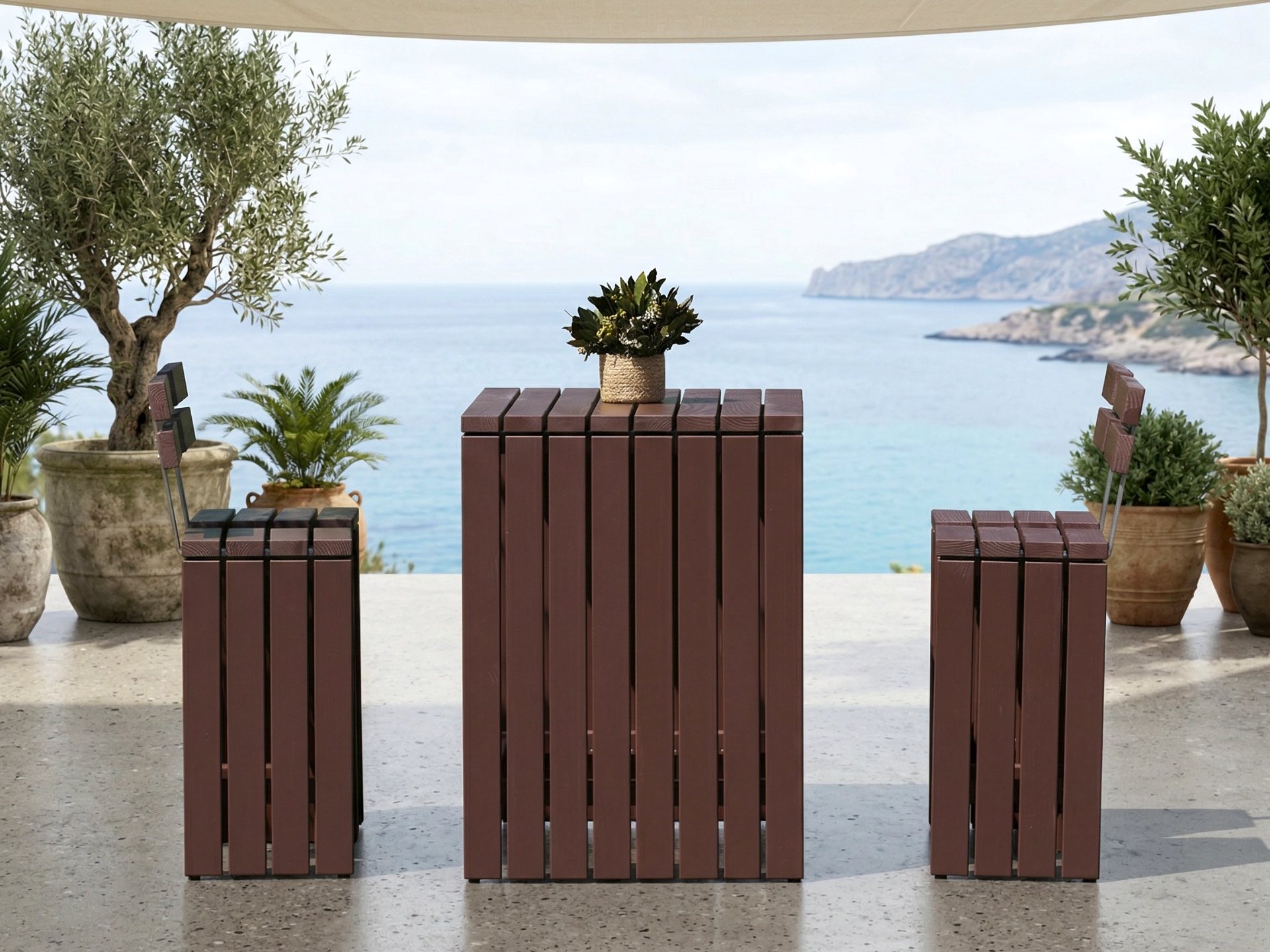 Barmöbel Set aus Holz mit Stehtisch und vier Barhockern mit Rückenlehne in einer Outdoor-Bar am Meer.