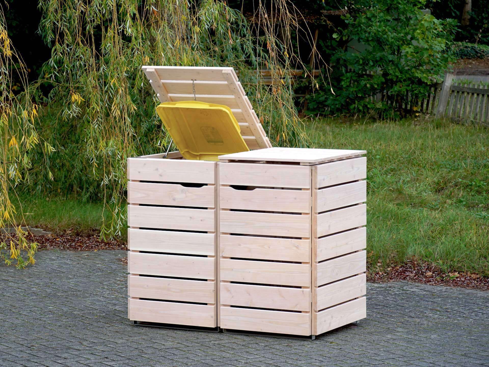 Witterungsfeste Mülltonnenverkleidung – separate Deckelöffnung für komfortable Nutzung 2er Mülltonnenbox in Weiß Geölt, von vorn rechts, linker Deckel geöffnet