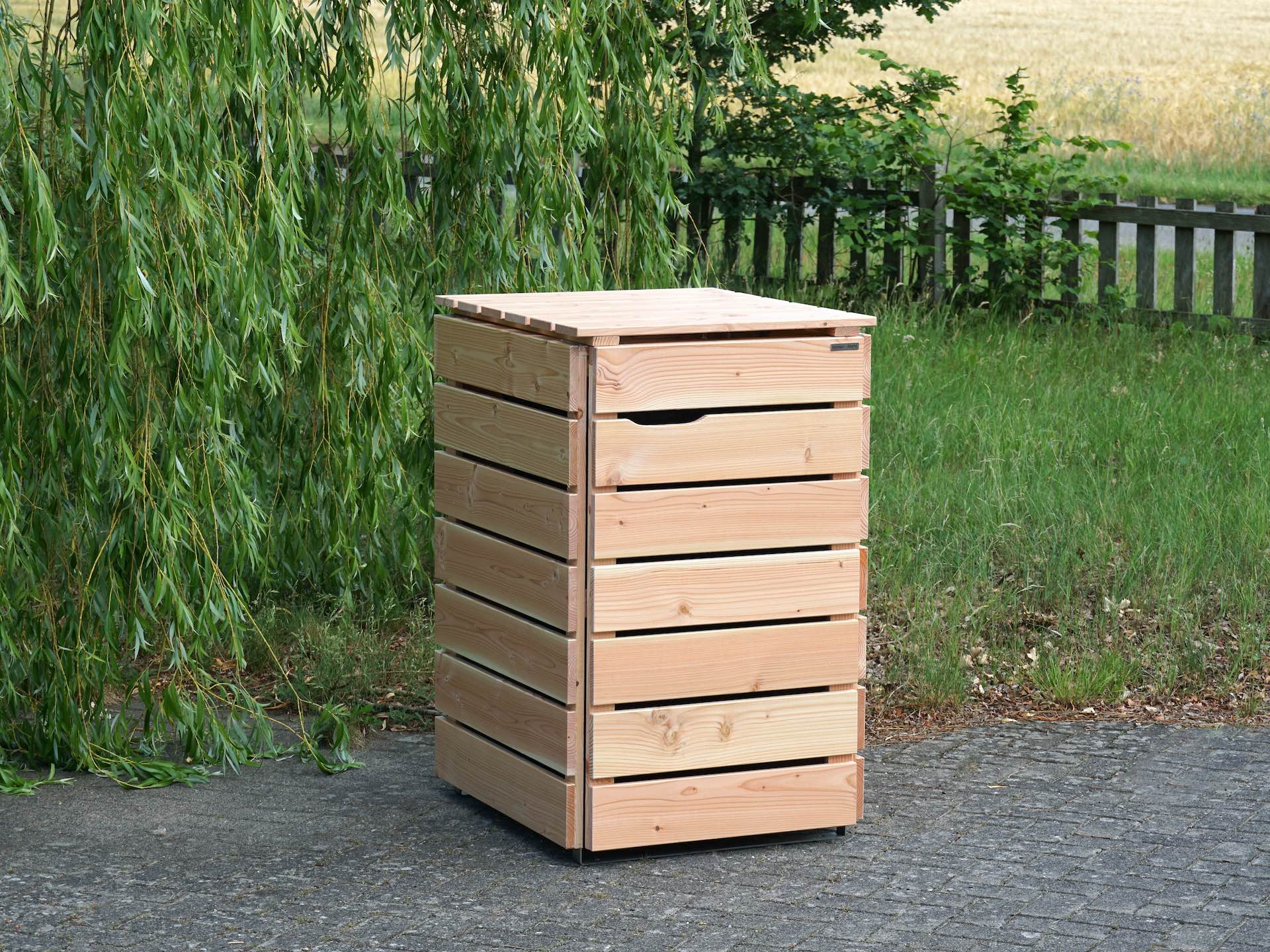 1er Mülltonnenbox in Natur, von vorn links, geschlossen