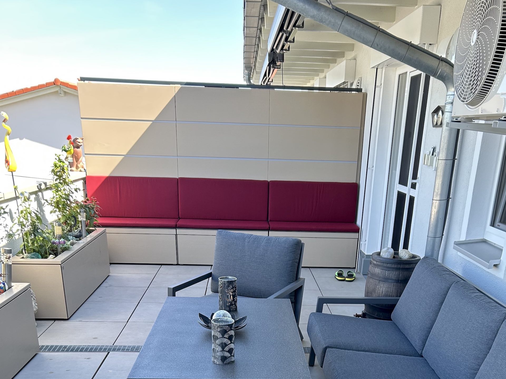 Drei Gartenboxen Kubus mit blickdichtem Sichtschutz A0 in Graubeige als Balkon-Trennwand.