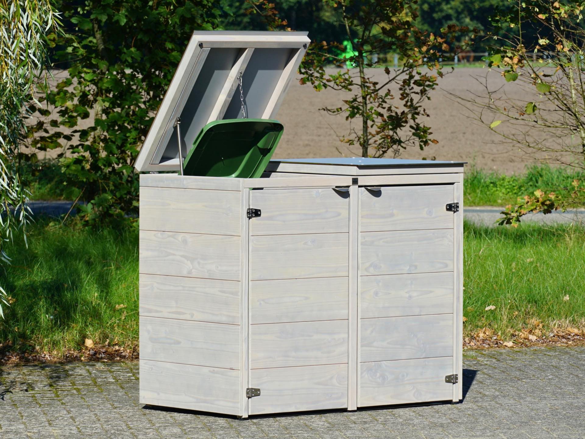 2er Mülltonnenbox Cubus 120 L in Grau Geölt mit geöffneten Deckeln für komfortables Befüllen von oben