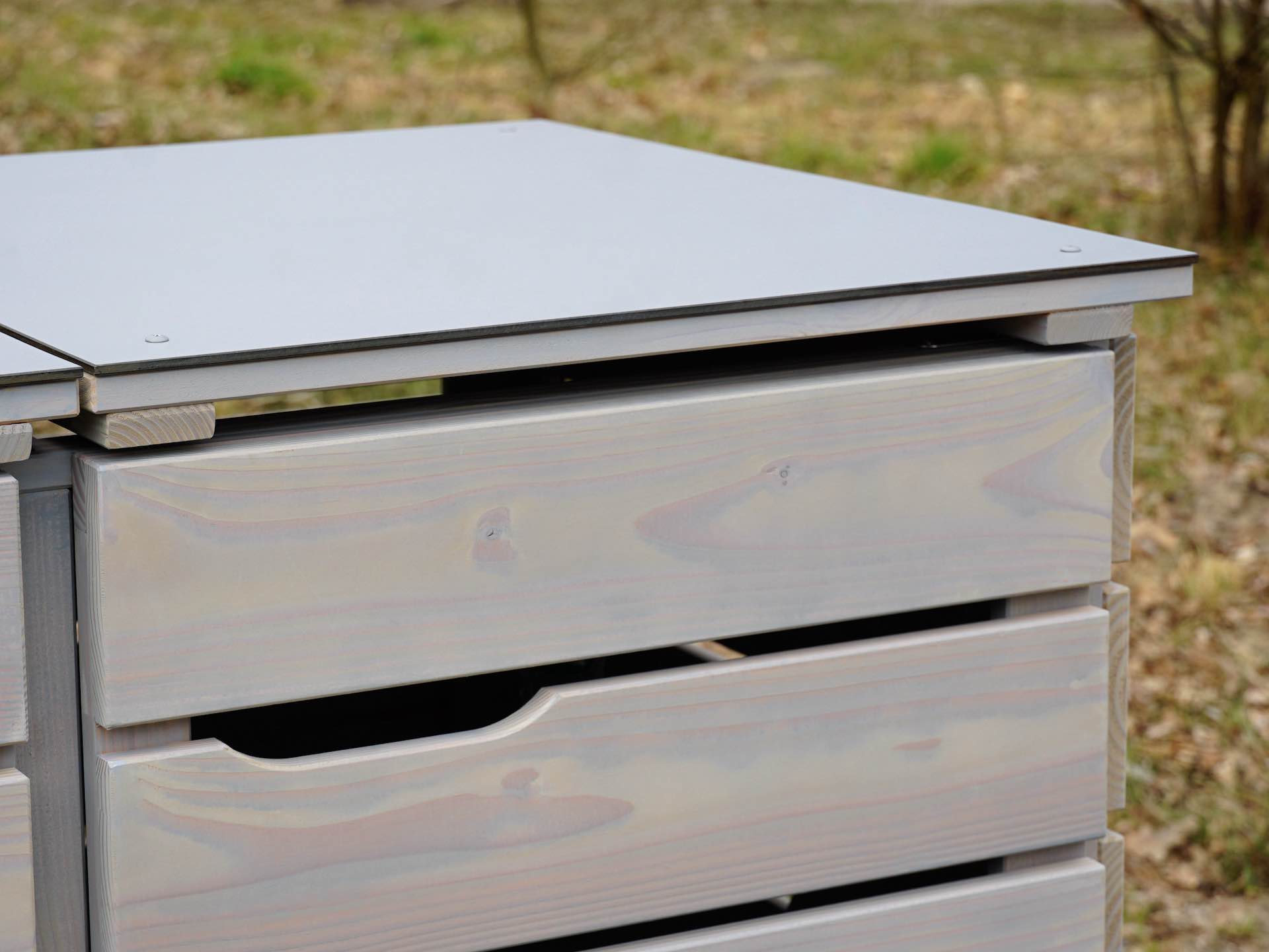 Detail rechte Tür und Deckel – grau geöltes Holz mit Outdoor-Abdeckung