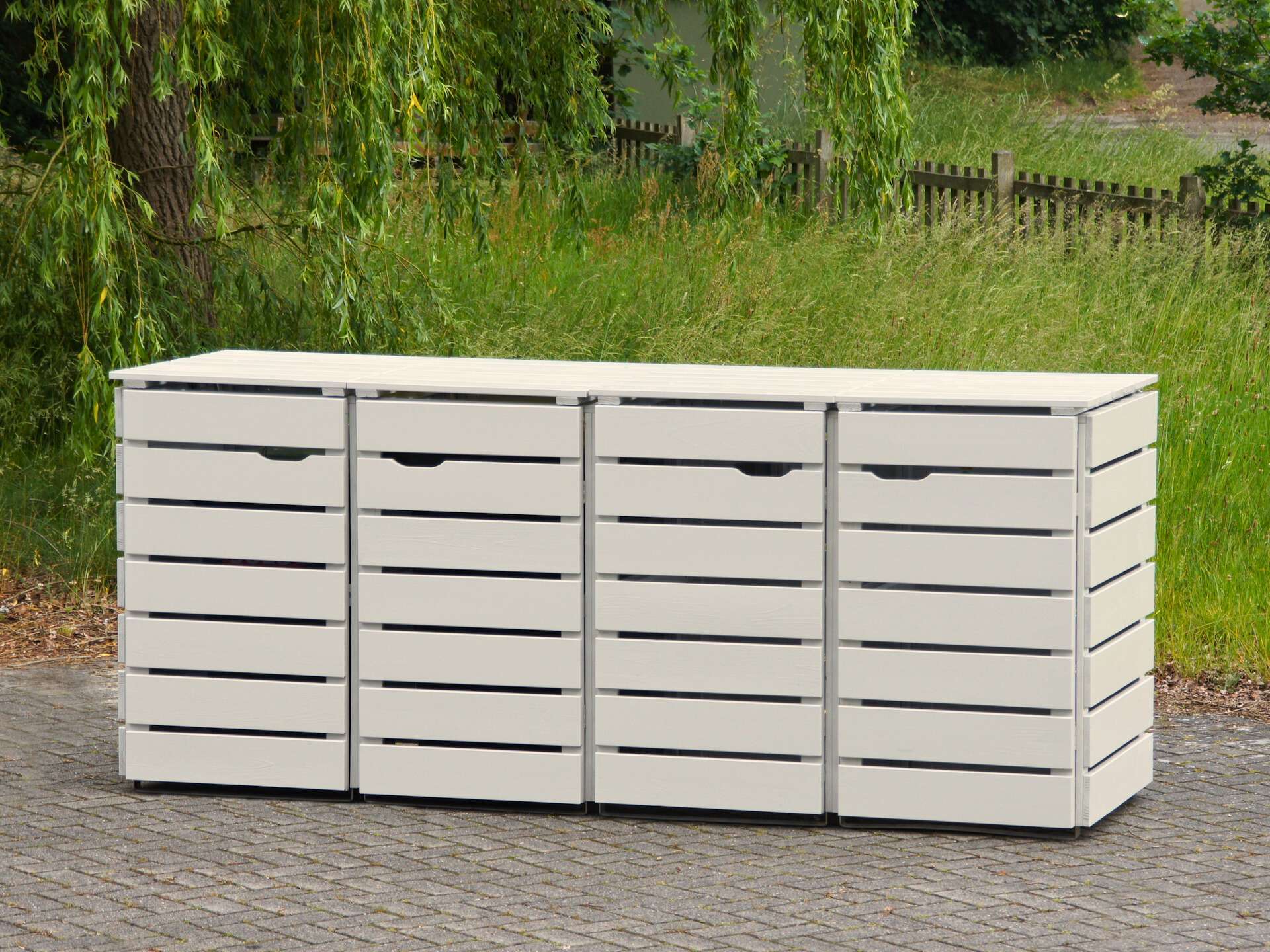 4er Mülltonnenbox in Hellgrau, von vorn rechts, geschlossen