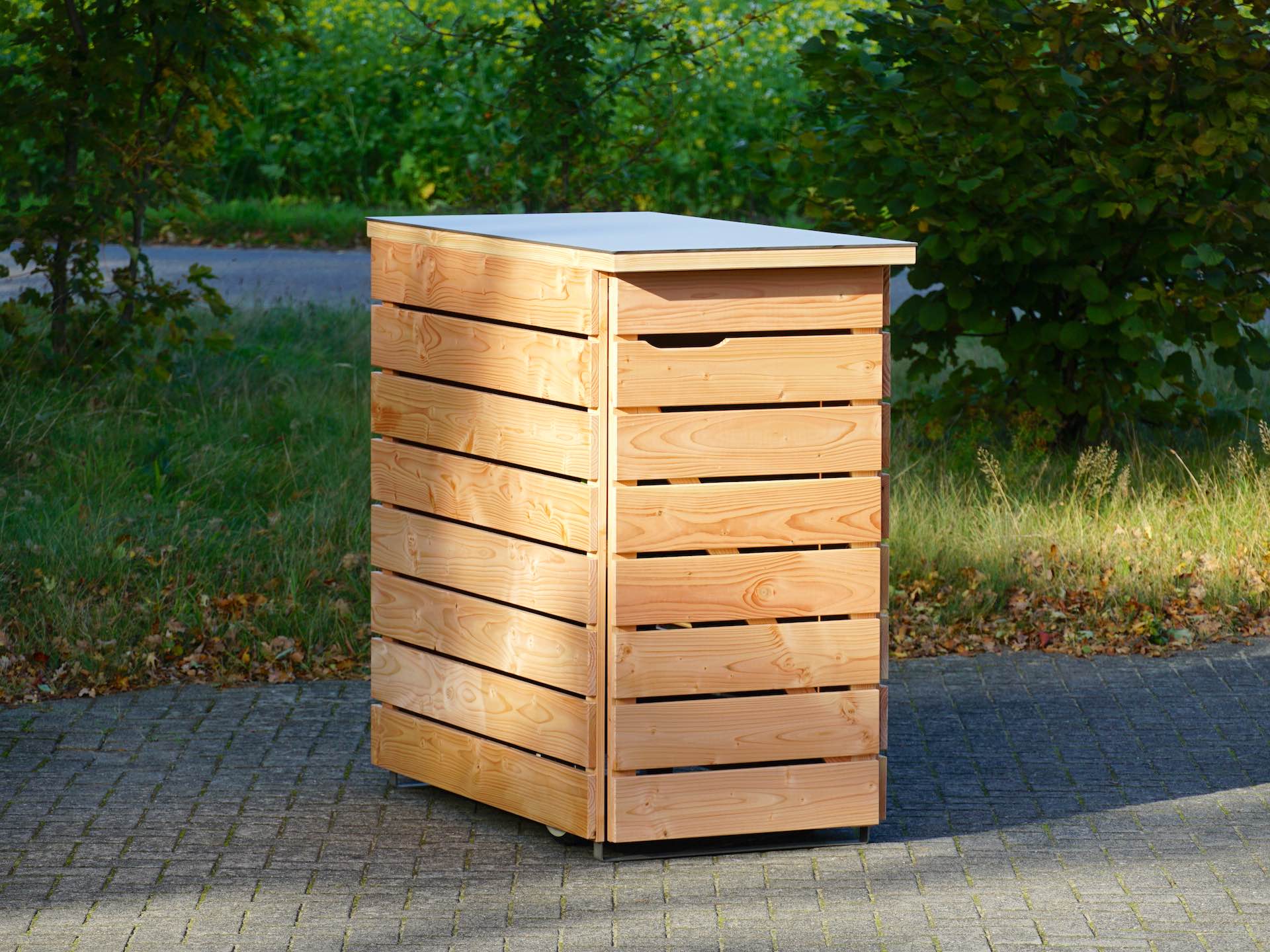1er Kinderwagenbox mit geschlossener Tür, von vorn links gesehen
