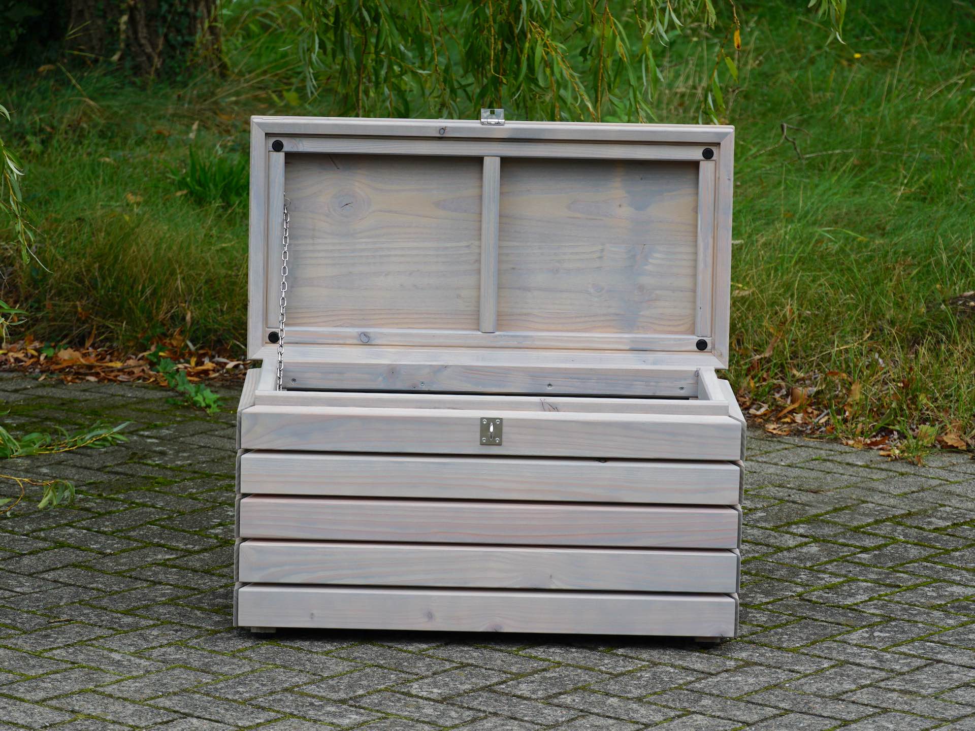 Gartenbox Rhombus Grau Geölt – geöffnet, frontal fotografiert, Innenraum sichtbar	