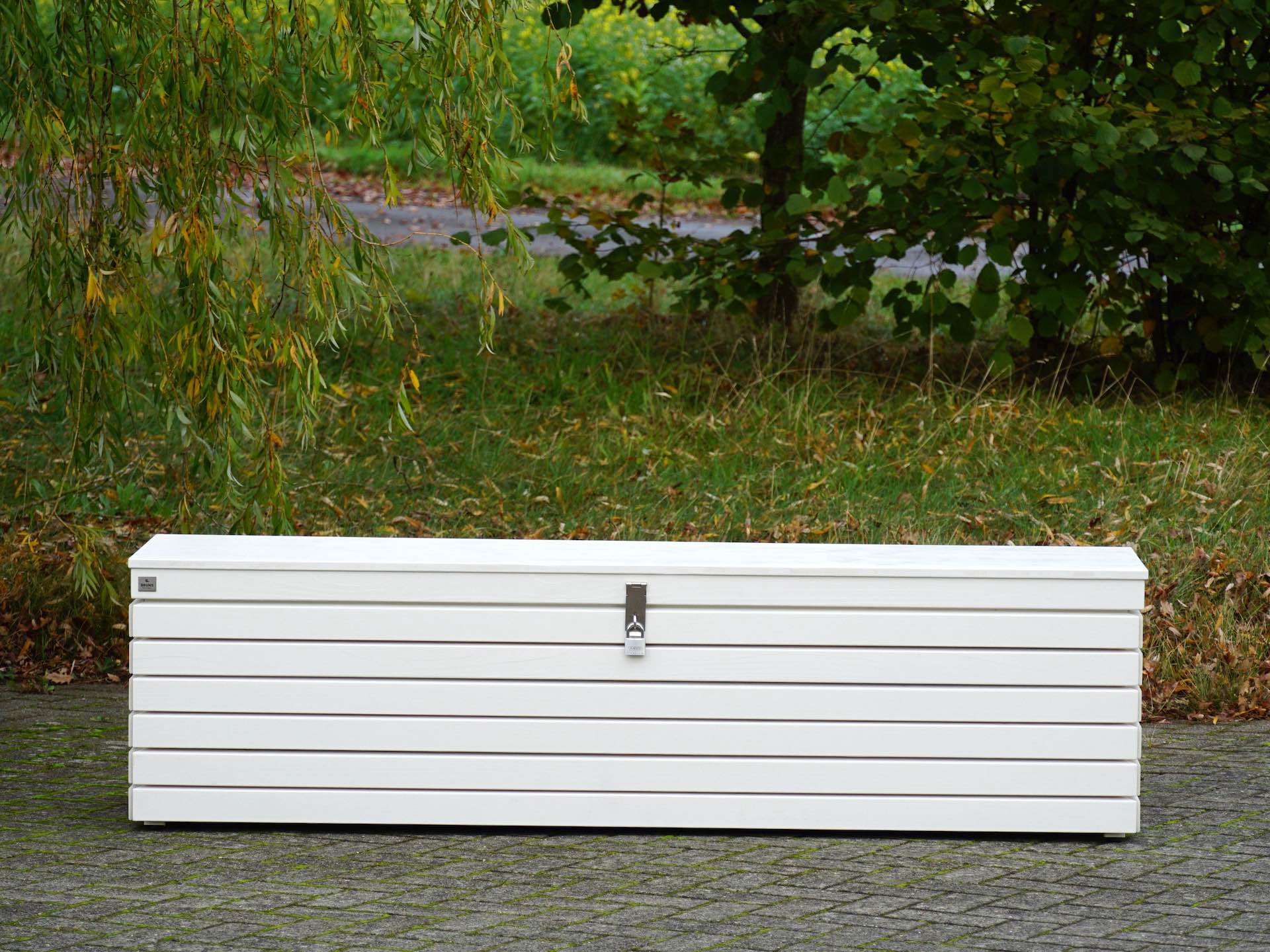 Gartenbox Weiß – frontal mit schlichter Eleganz	