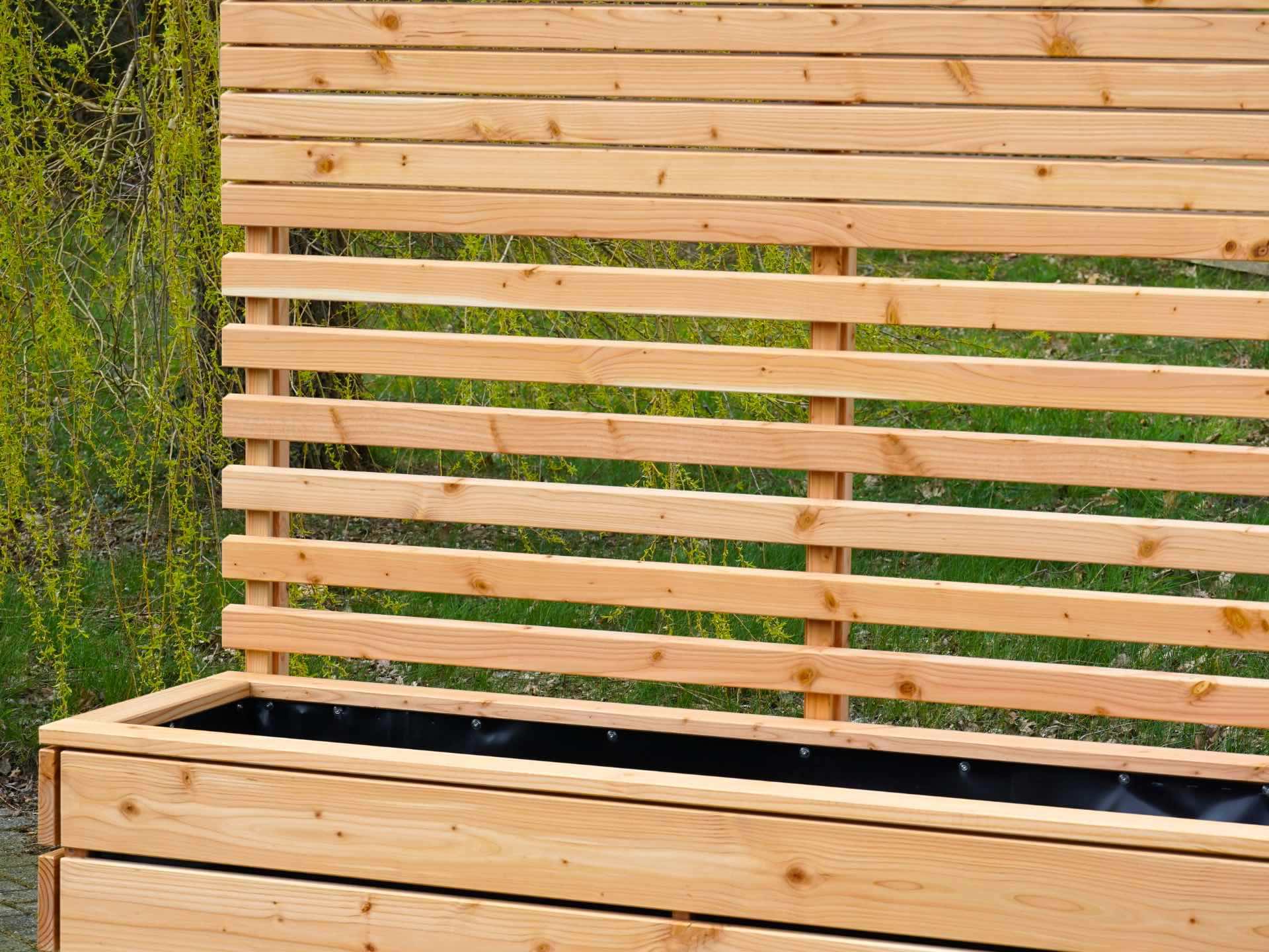 Detailfoto des Pflanzkastens Classic 200 mit Sichtschutz A30/A10 – Kombination aus Rhombusprofilen mit 30 mm und 10 mm Fugenmaß