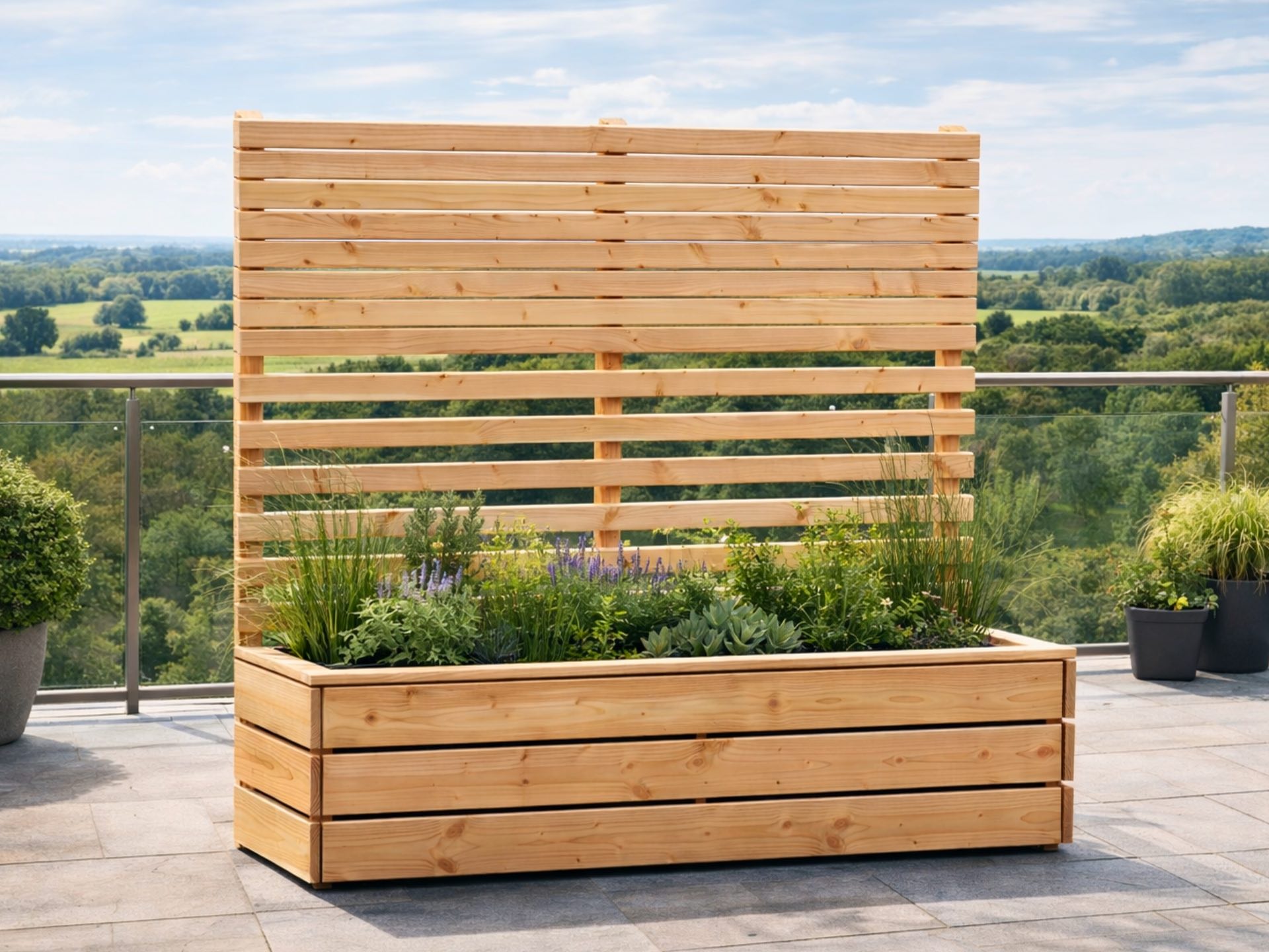 Pflanzkasten Classic 200 in Natur geölt mit Rhombus-Sichtschutz A30/A10 für Begrünung und Privatsphäre.