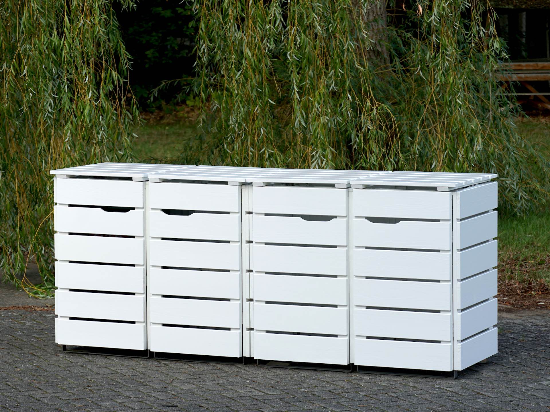 4er Mülltonnenbox in Weiß, von vorn rechts, geschlossen