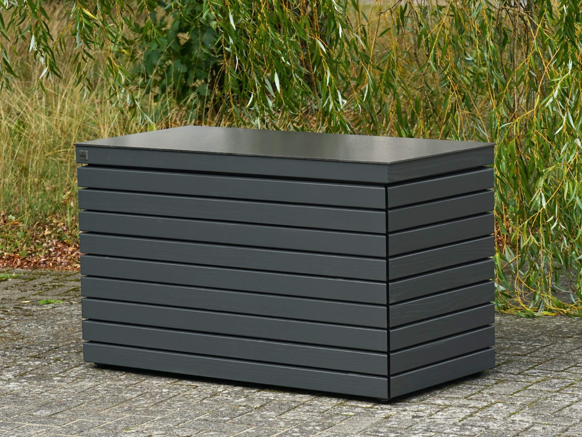 Gesamtansicht Gartenbox Rhombus 120 in Oberfläche Anthrazit – harmonische Linienführung und klarer Aufbau