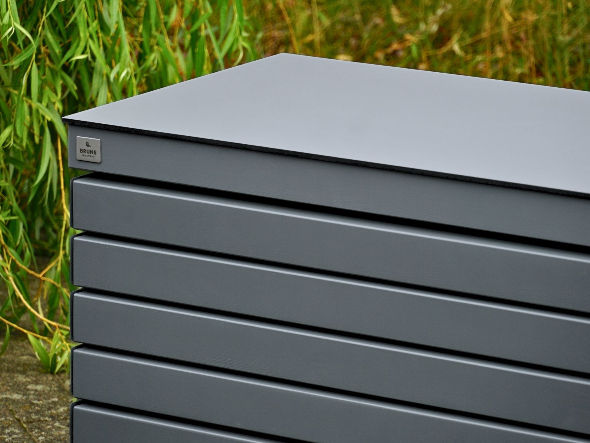 Gartenbox Rhombus in Basaltgrau – rechter Bereich im Detail mit Blick auf die dunkelgraue HPL-Outdoorplatte und die filigran gearbeiteten Rhombusleisten