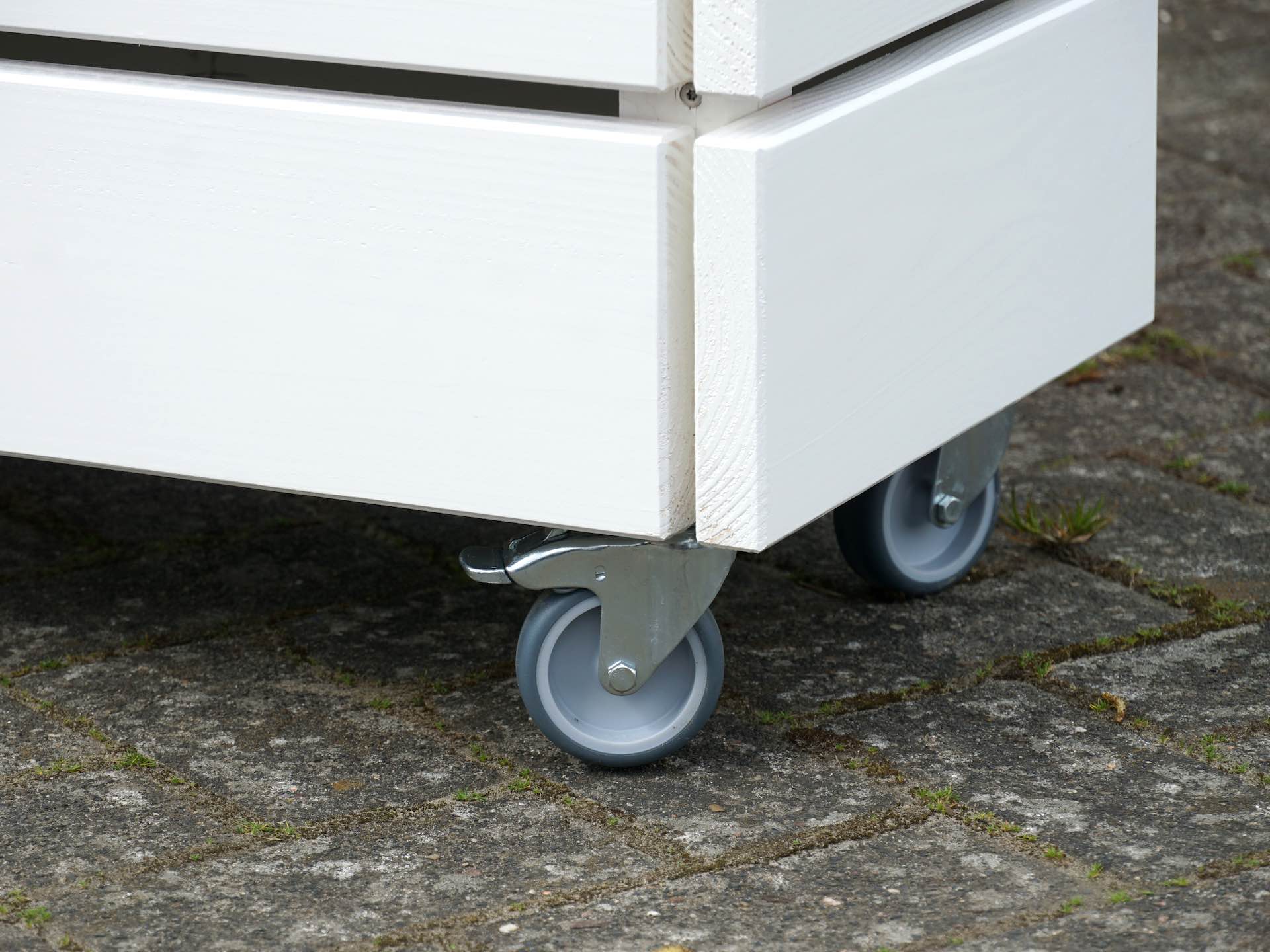 Detail Pflanzkasten Classic in Weiß – Lenkrolle mit Feststellbremse am Fußpunkt