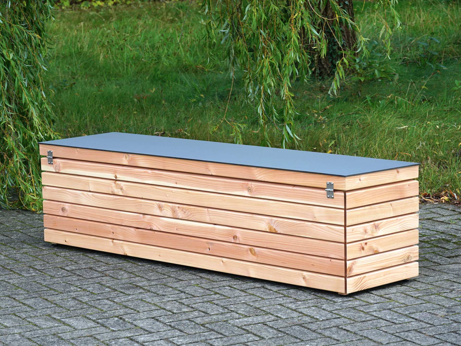 Rückansicht der langen Gartenbox – von hinten links, Deckel geschlossen, dezente Formensprache	