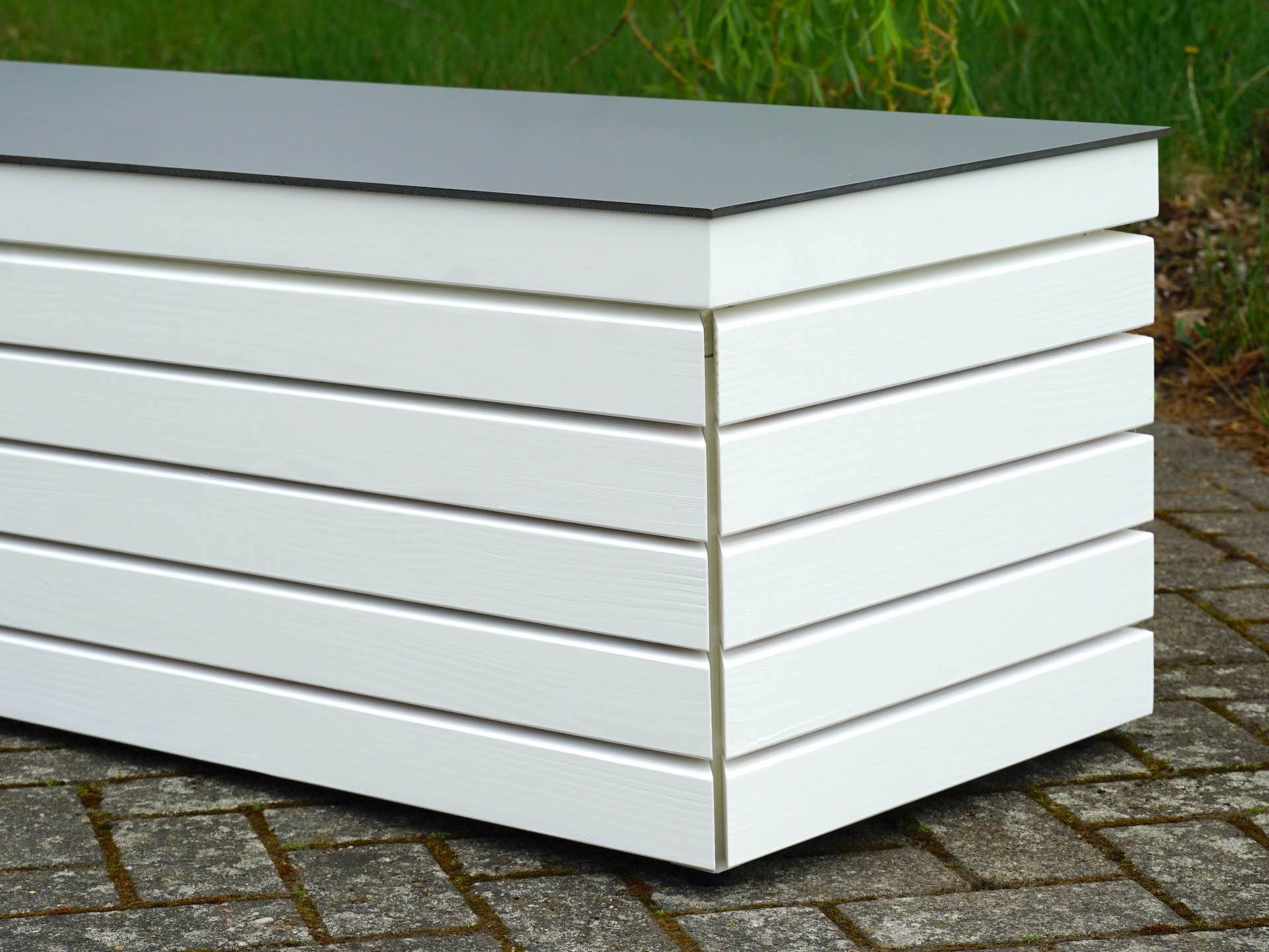 Gartenbox Weiß – Detail rechts oben mit HPL-Verkleidung in Grau	