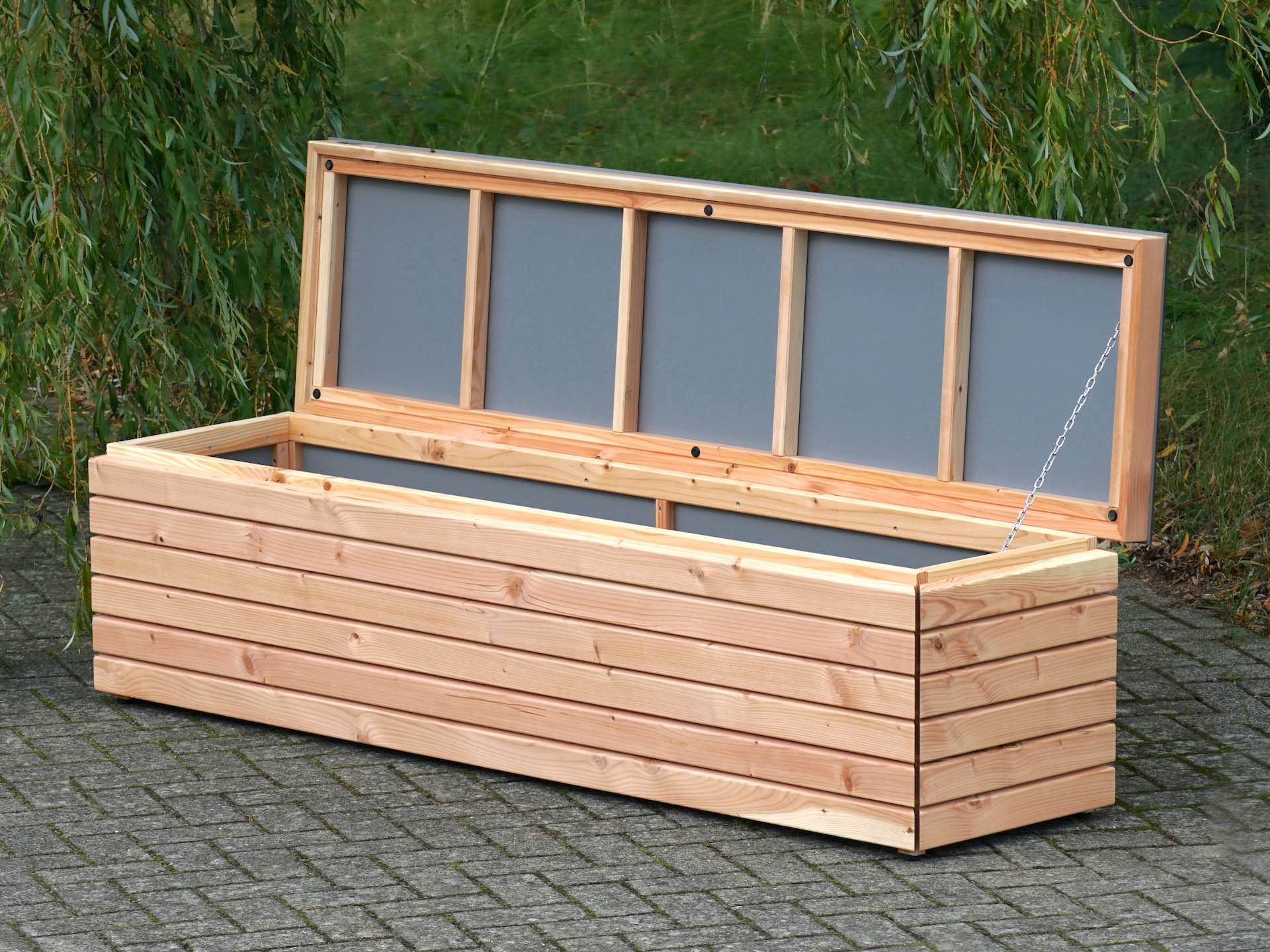Gartenbox geöffnet – von vorn rechts, Deckel hochgeklappt mit Blick auf das Innenleben	