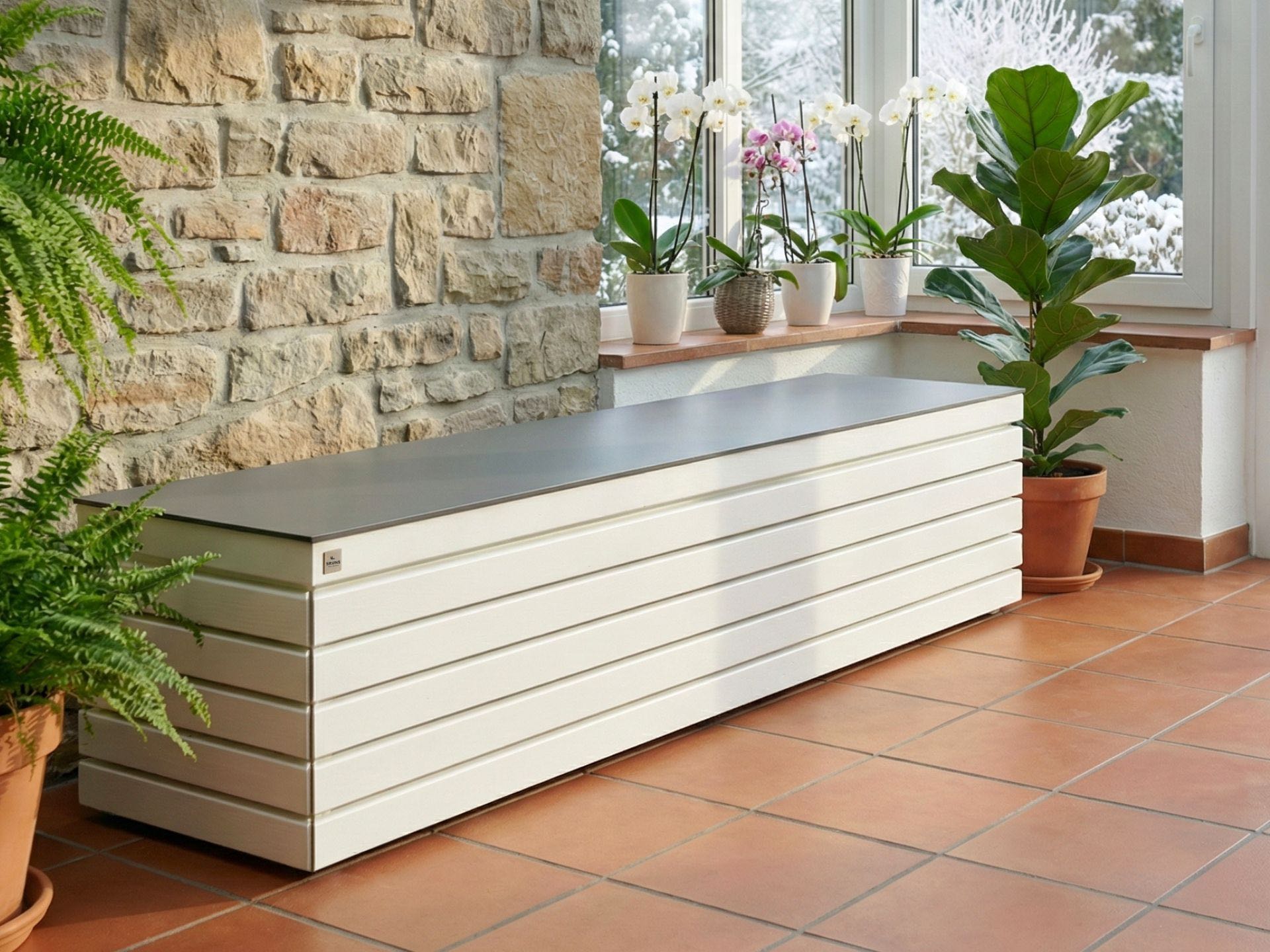 Wetterfeste Sitztruhe Rhombus 220 in Weiß als Sitzgelegenheit und Stauraum für Innen- und Außenbereiche.