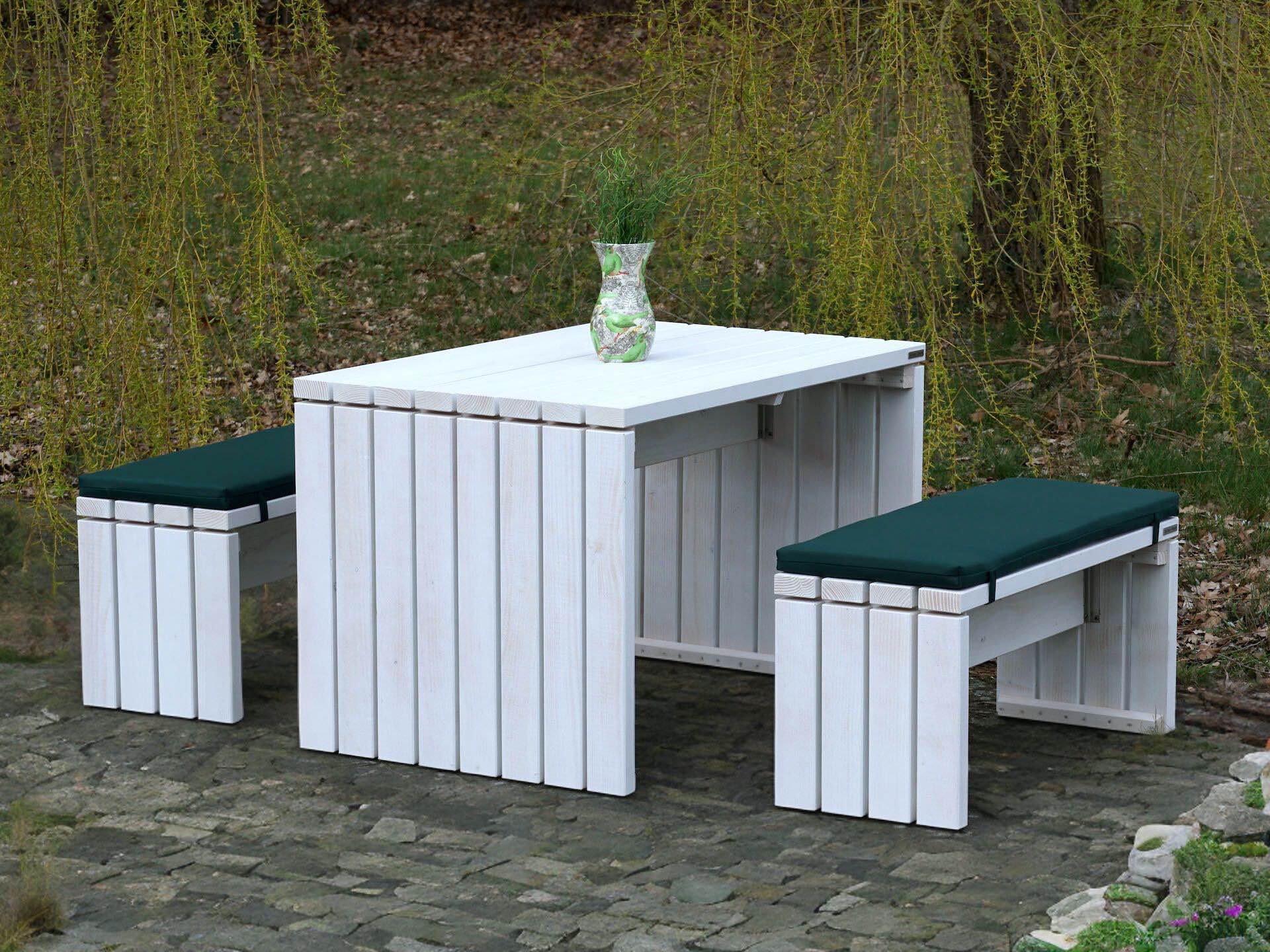 Gartenmöbel-Set Kubus aus Douglasie, weiß geölt, mit dunkelgrünen Polstern, Gruppenansicht von vorn links