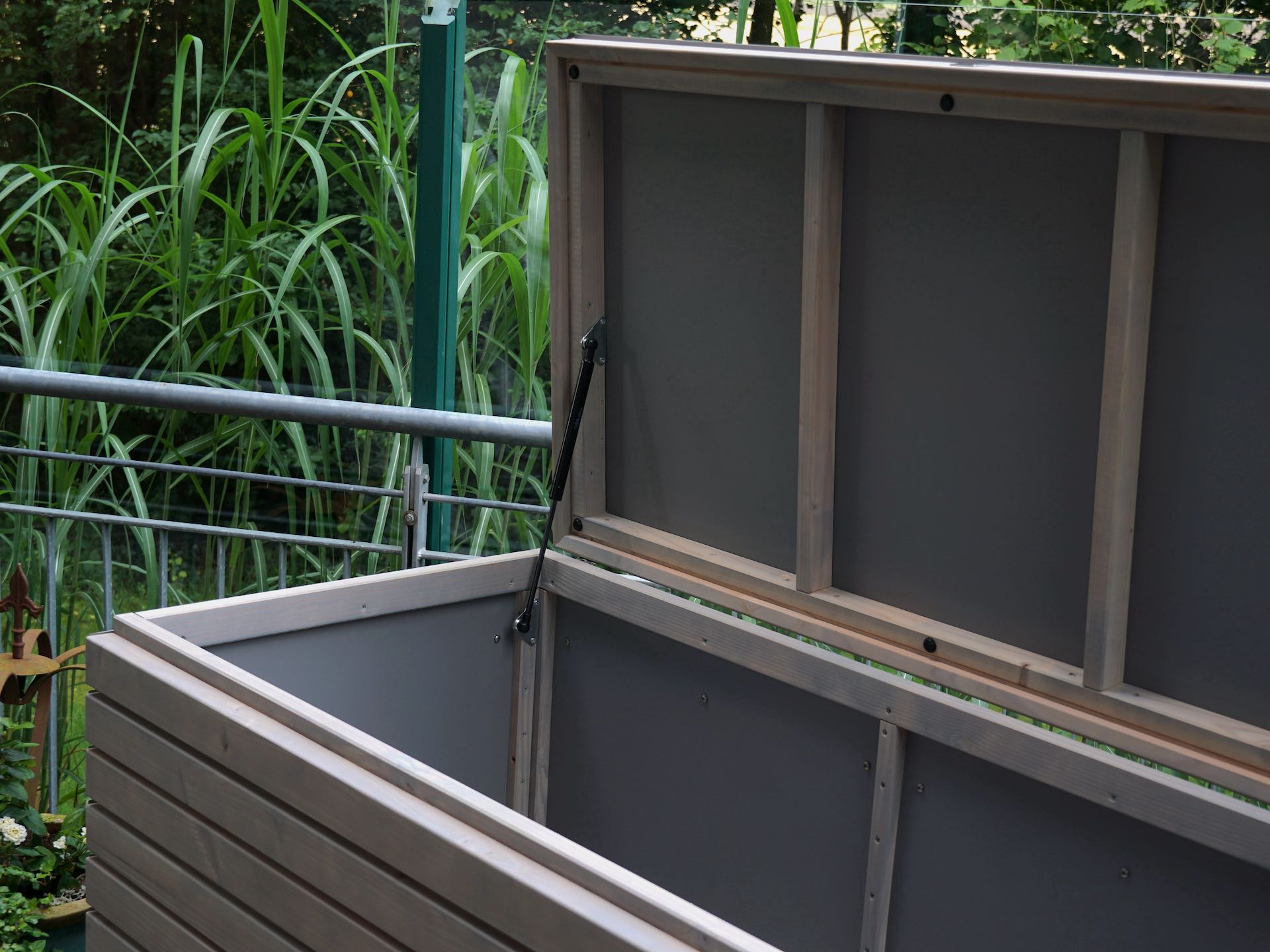 Gartenbox Rhombus in Grau Geölt – geöffnet von innen, Deckel mit HPL-Verkleidung und Gasdruckfeder	