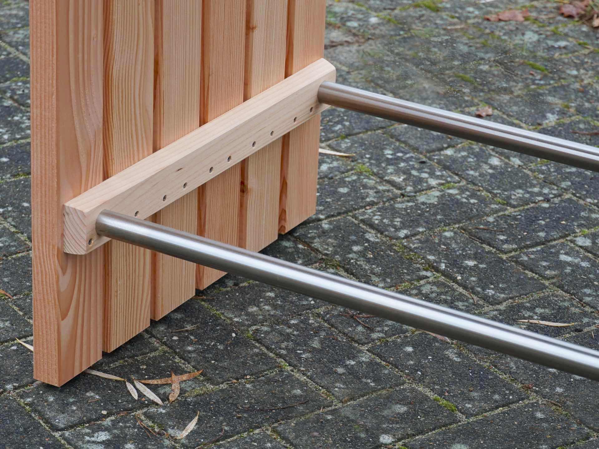 Stehtisch in Douglasie Natur mit Edelstahl-Fußstütze – stabiler Fußring – Detail