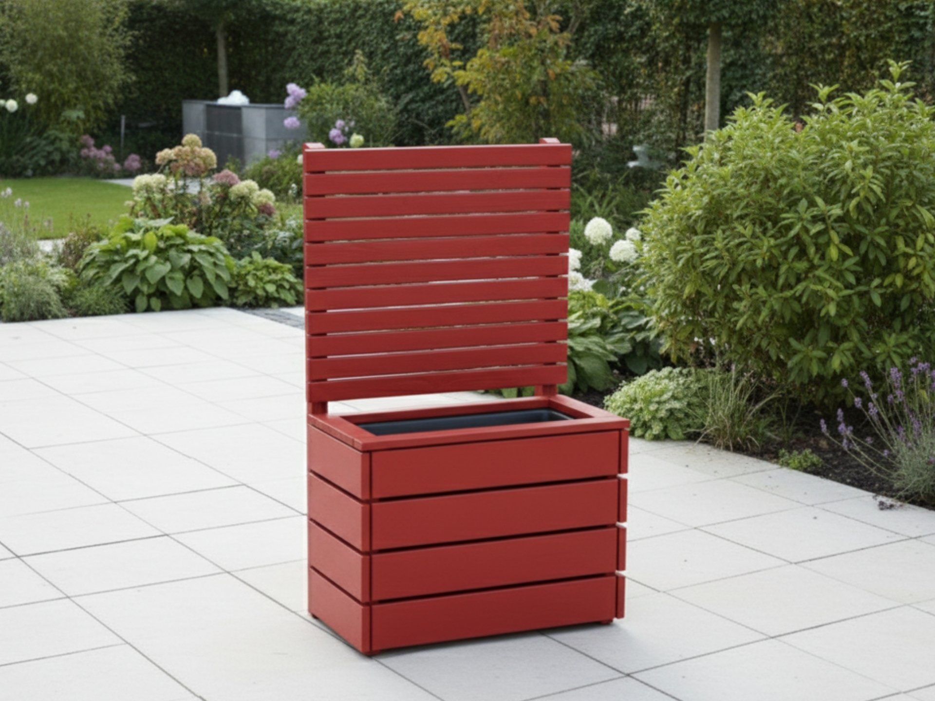 Gesamtansicht des Pflanzkastens mit Sichtschutz A10 in Rhombus-Optik – von links fotografiert