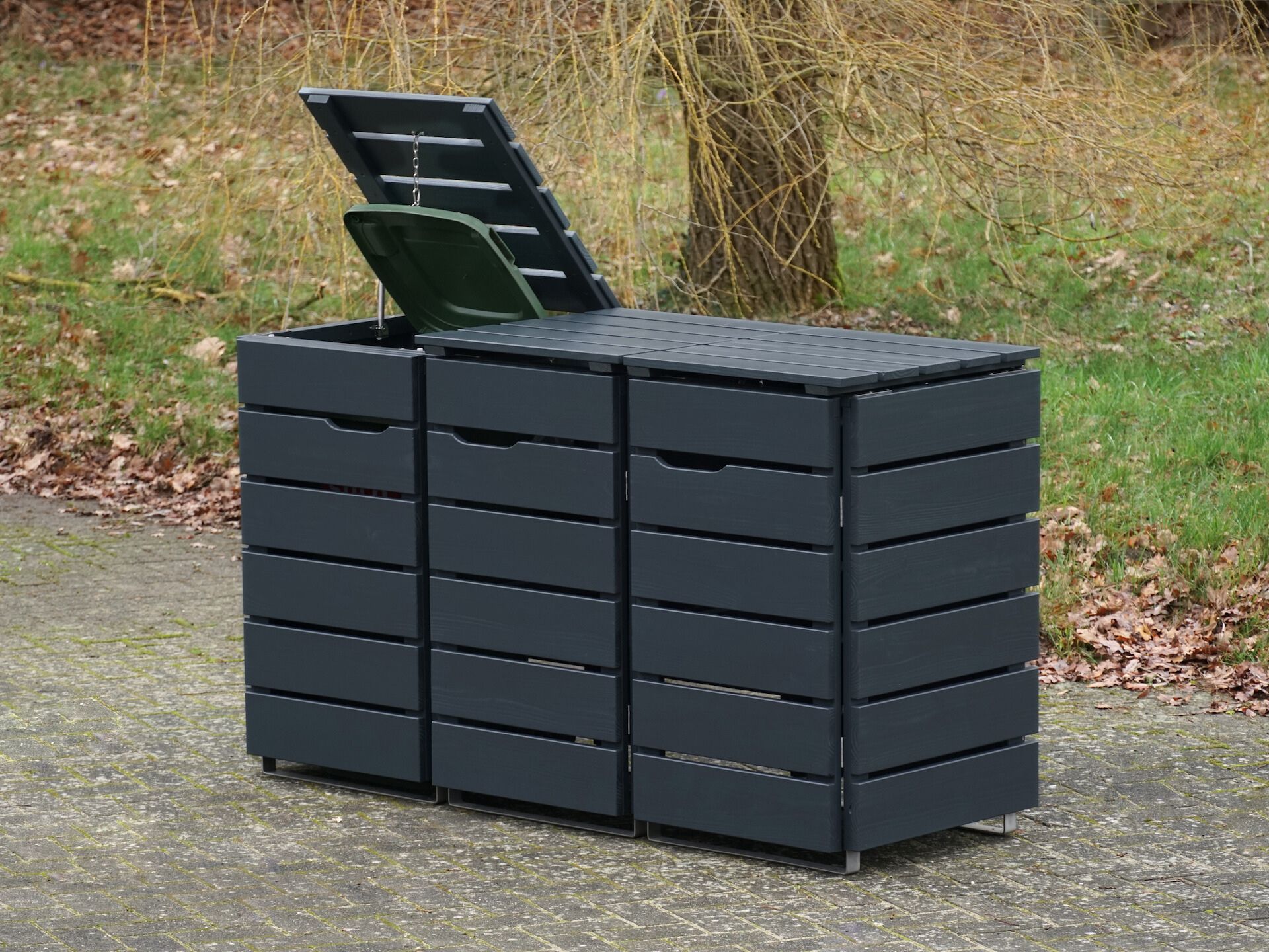 3er Mülltonnenbox in Anthrazit, von vorn rechts, linker Deckel geöffnet