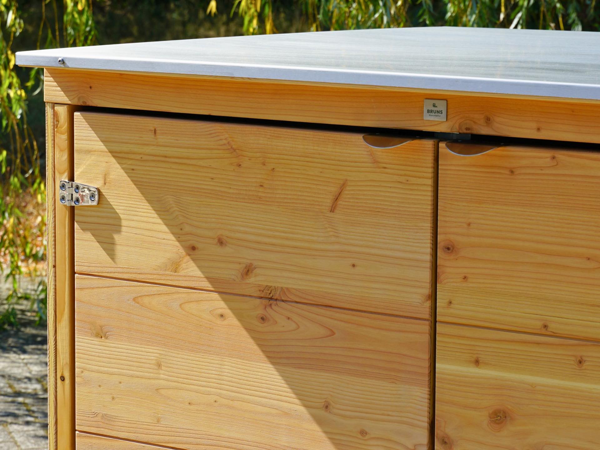 Kinderwagenbox Cubus in Natur Geölt – Dachverkleidung, Scharniere und Kantengriffe aus Edelstahl – Detail