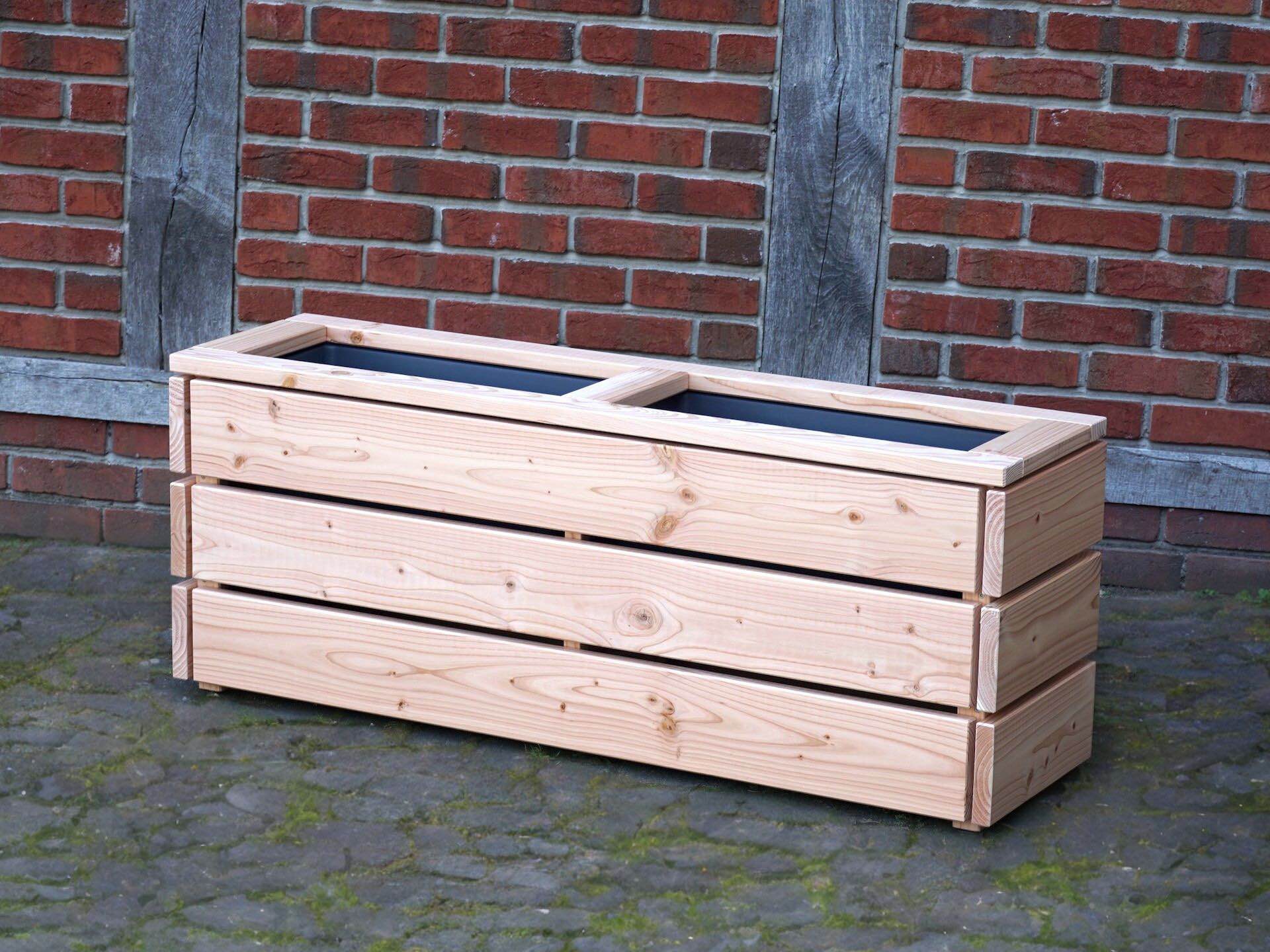 Pflanzkasten aus Holz Natur – vor Fachwerkwand, von rechts