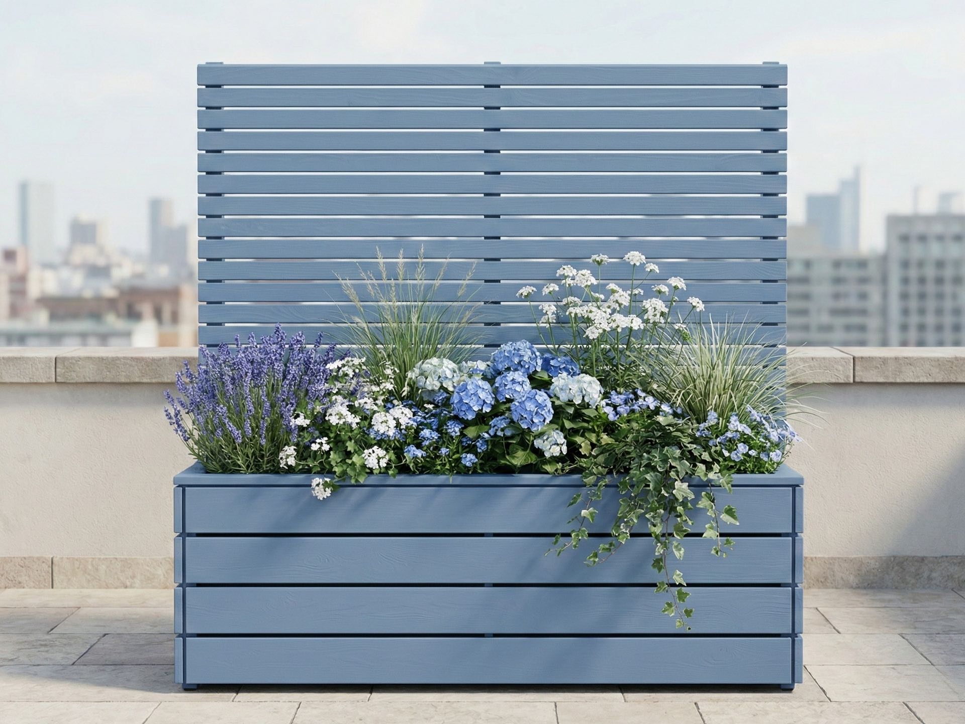 Pflanzkasten nach Maß mit integriertem Sichtschutz in Taubenblau als Balkon- und Dachterrassenlösung.