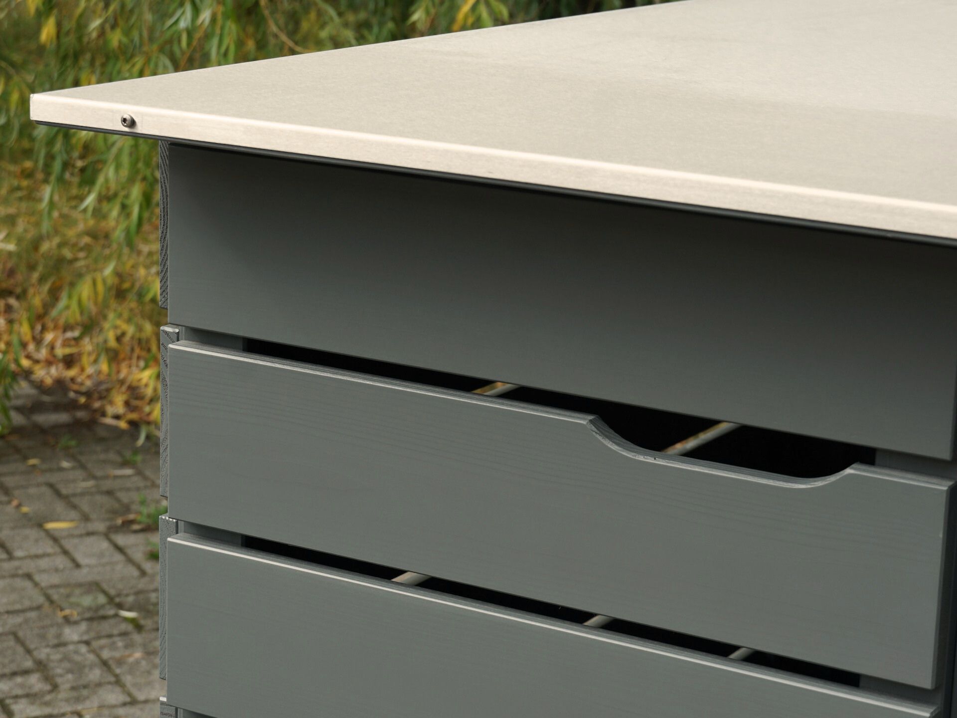 Kinderwagenbox Classic in Basaltgrau – Detail oben links: geschlossene linke Tür mit Übergang zur Dachverkleidung.	