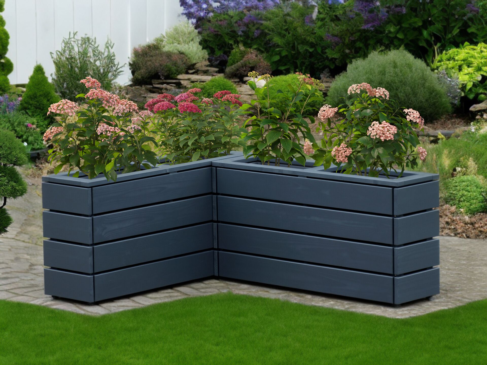 Pflanzkästen über Eck – bepflanzt mit Stauden und Blumen, Gartenkulisse