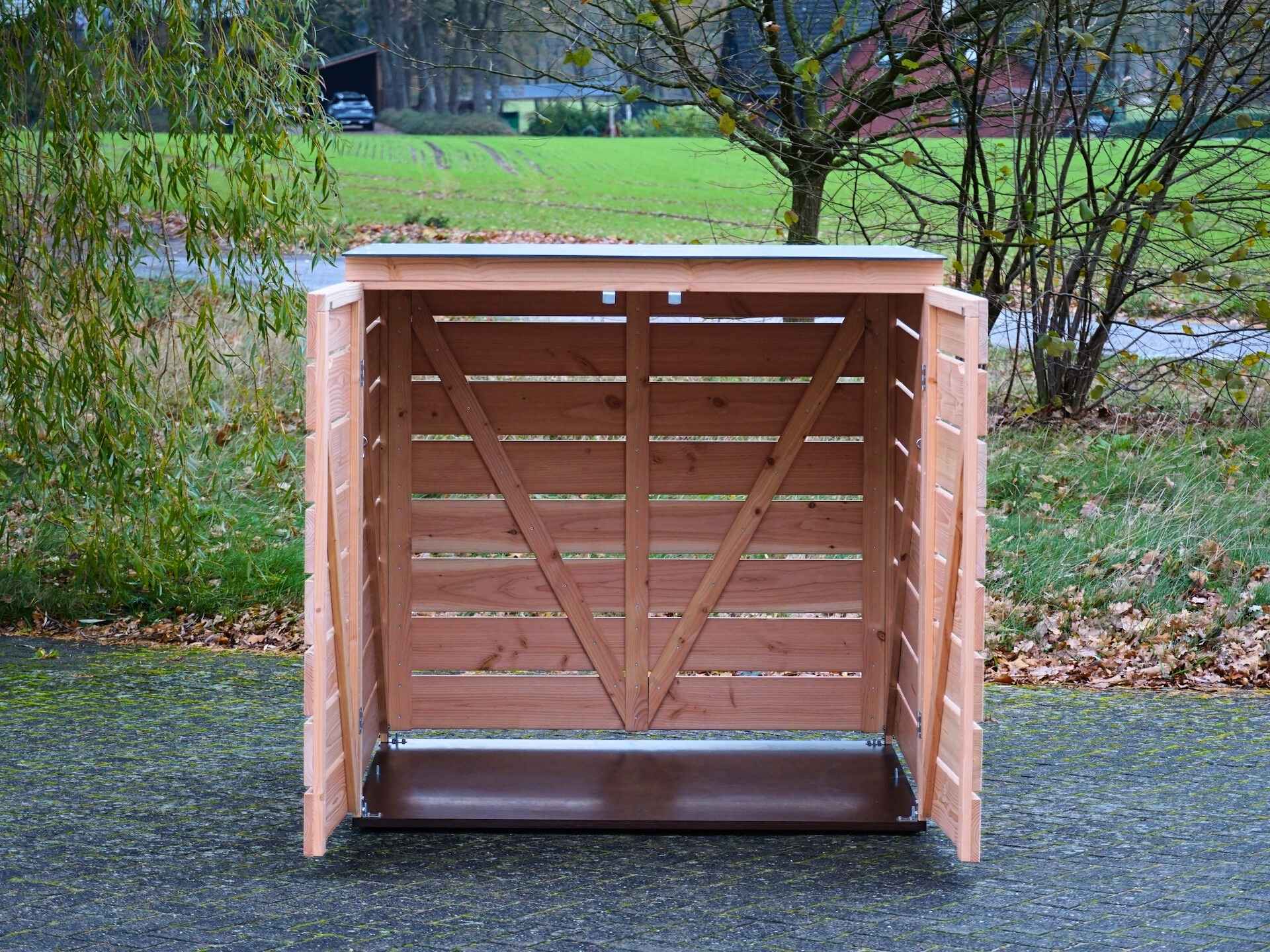 Frontalaufnahme der geöffneten 2er Kinderwagenbox – zeigt das großzügige Volumen und den stabilen Boden