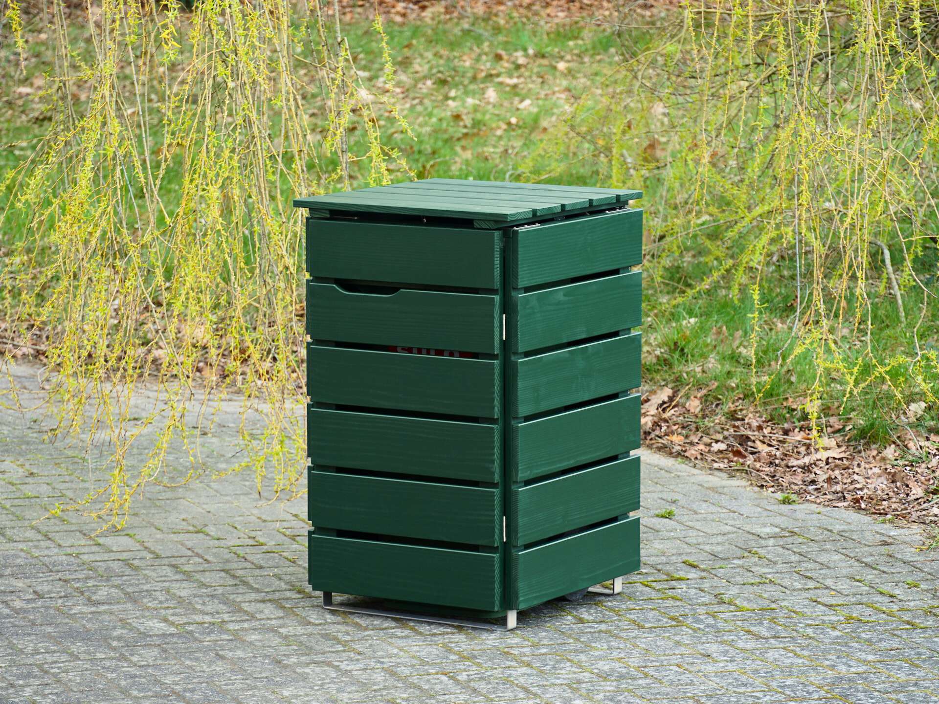 1er Mülltonnenbox in Moosgrün, von vorn rechts, geschlossen
