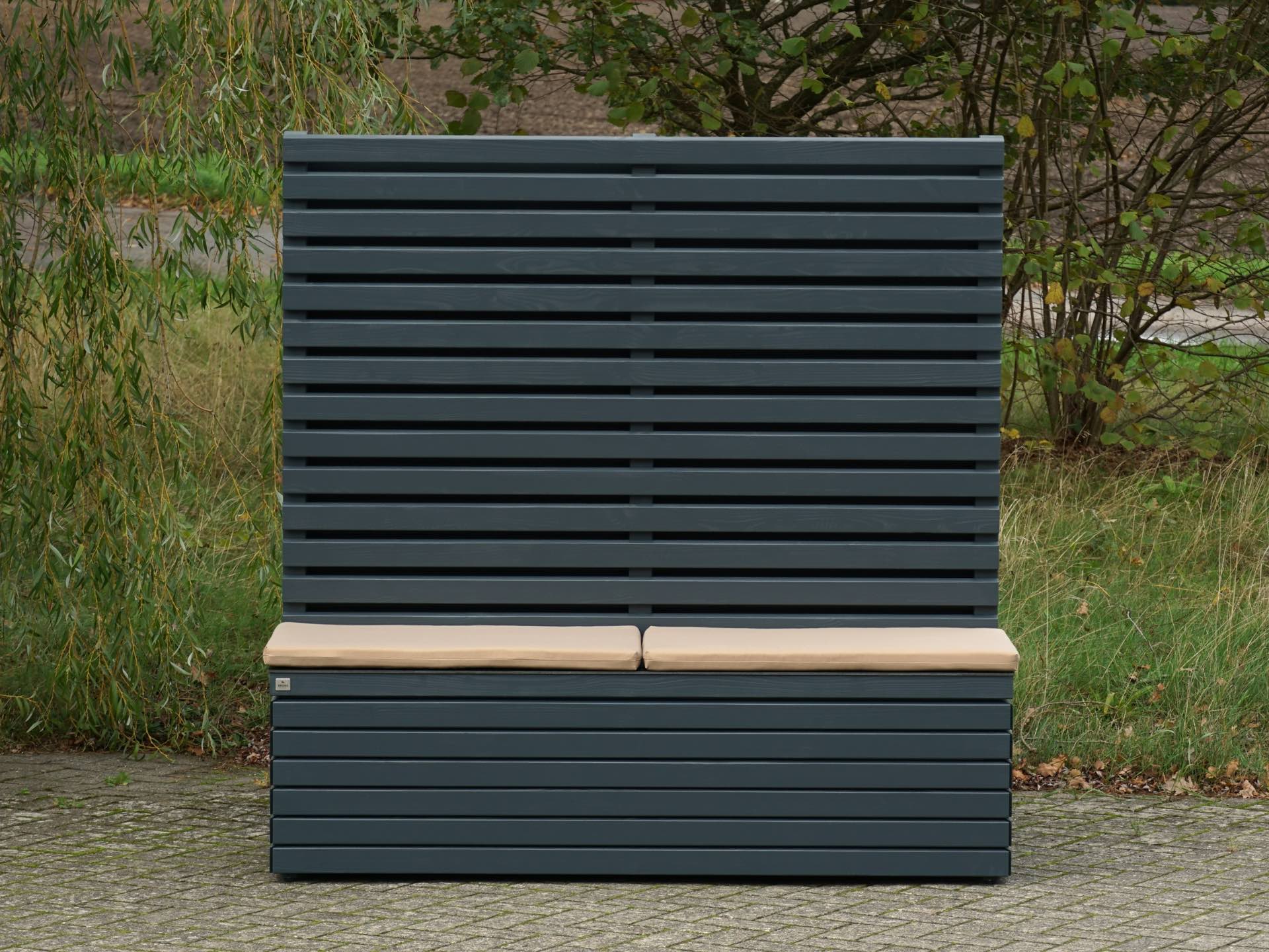 Gesamtansicht der Gartenbox Rhombus 180 mit Sichtschutz A30B – Fokus auf die zweiteiligen Sitzpolster in Sand