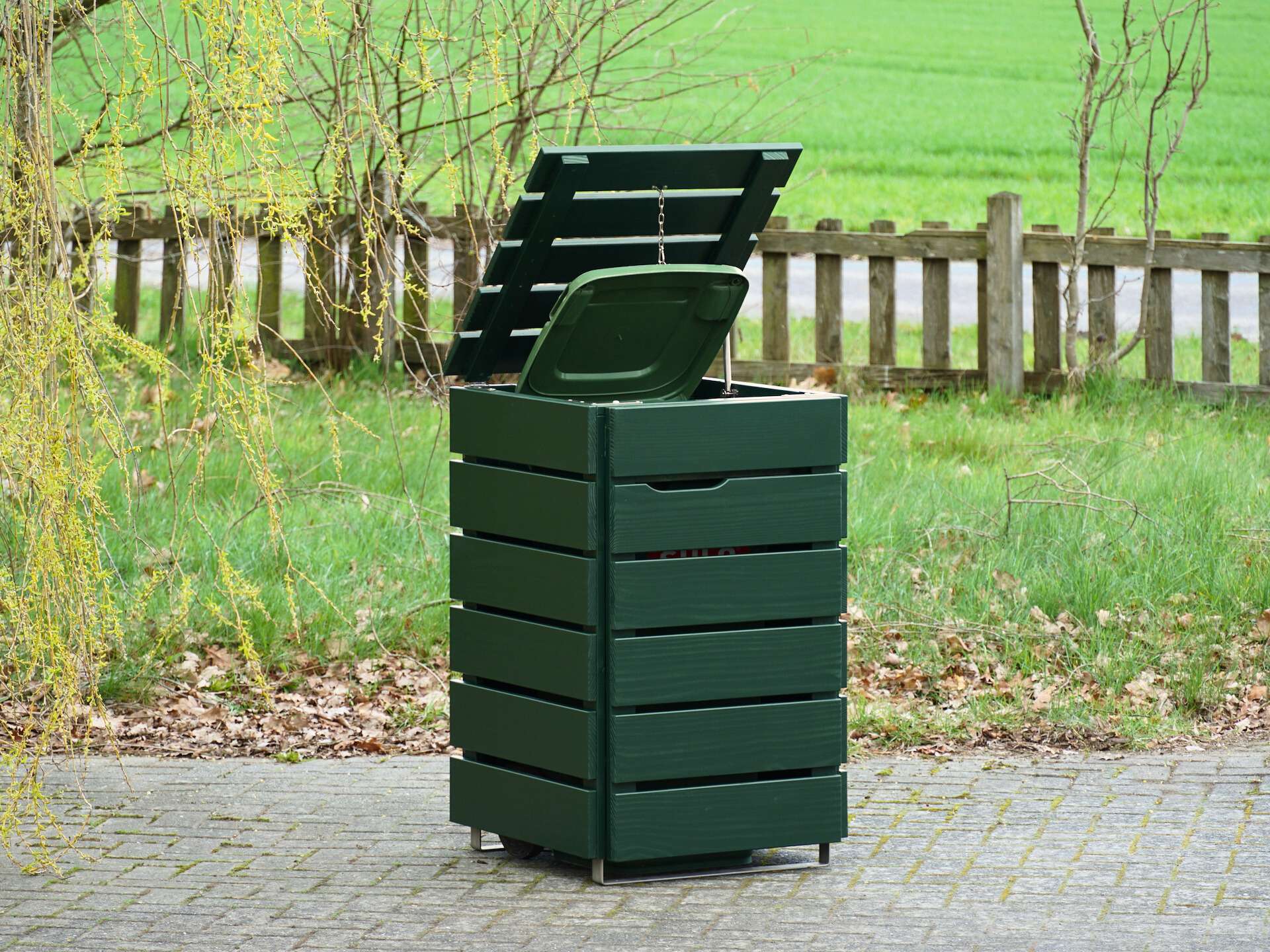 1er Mülltonnenbox in Moosgrün, von vorn links, Deckel geöffnet