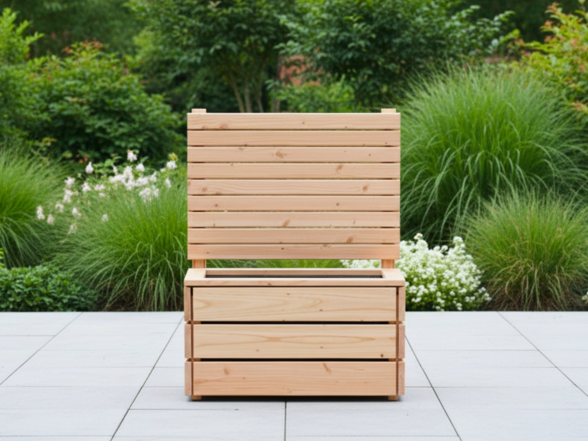 Pflanzkasten Classic mit Sichtschutz A10 – Frontalansicht mit bunter Bepflanzung in Douglasie Natur	