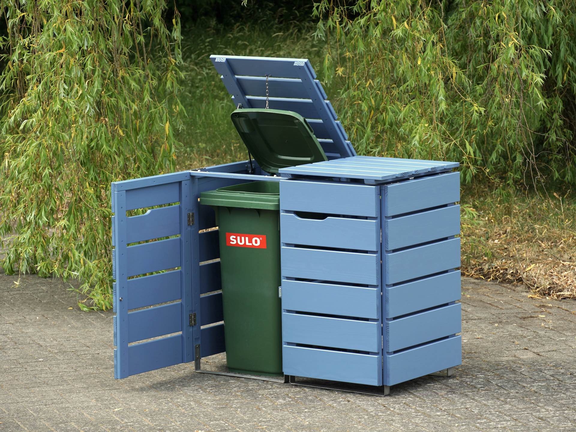2er Mülltonnenbox in Taubenblau, von vorn rechts, linker Deckel und Tür geöffnet