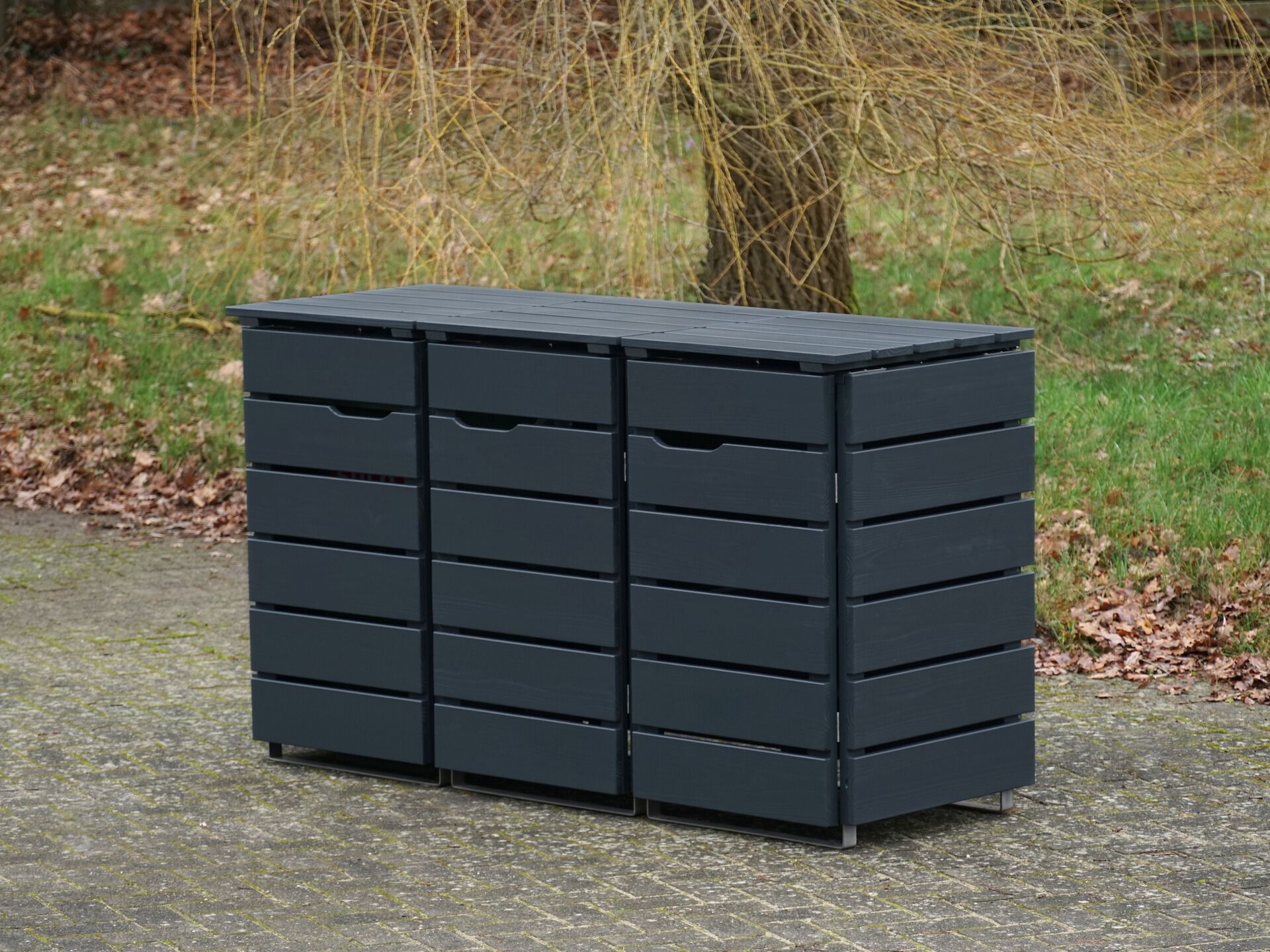 3er Mülltonnenbox in Anthrazit, geschlossen, von vorn rechts aufgenommen