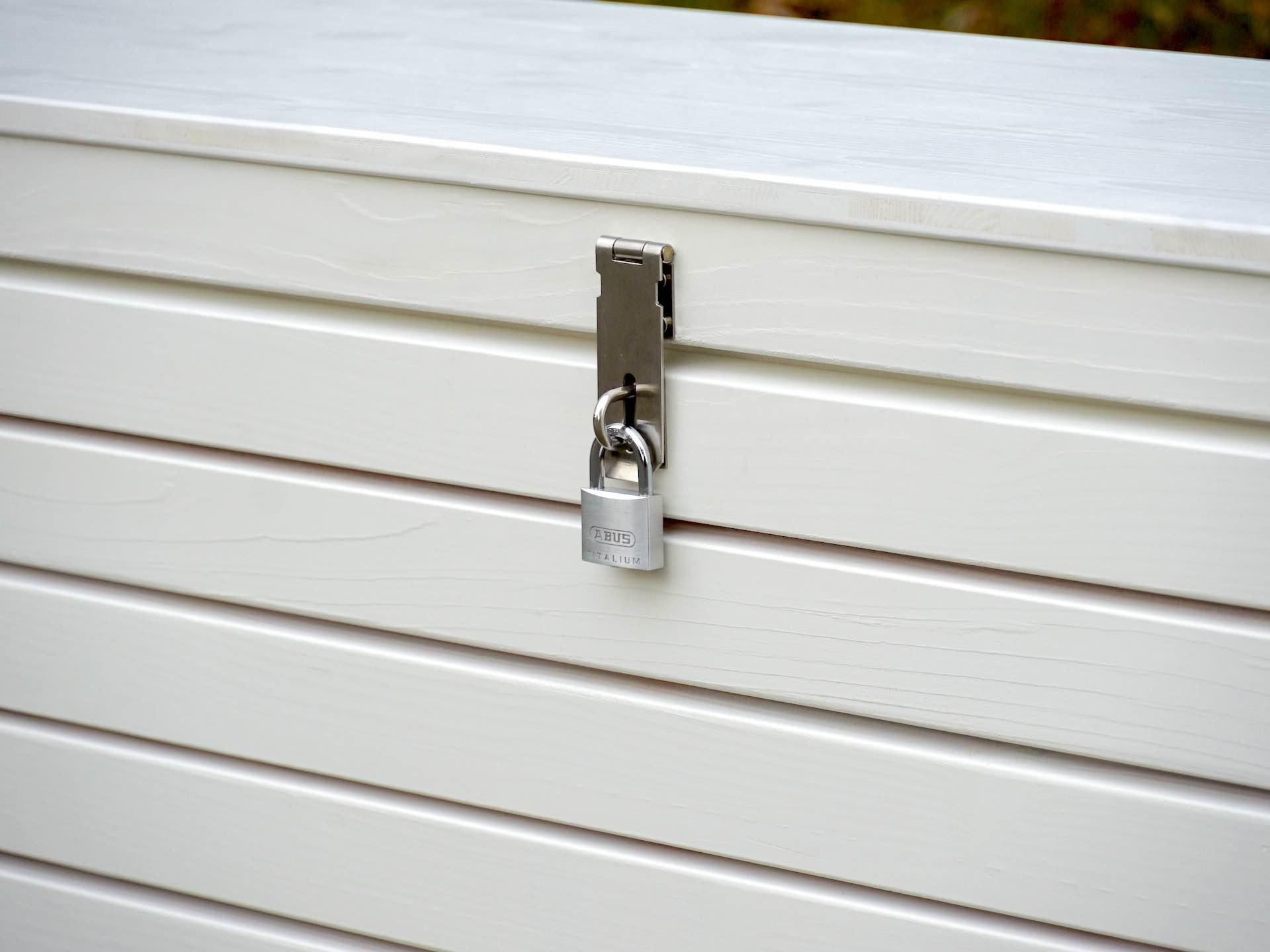 Detail des Schloss-Sets an der Vorderseite der Gartenbox – sicher und elegant integriert	