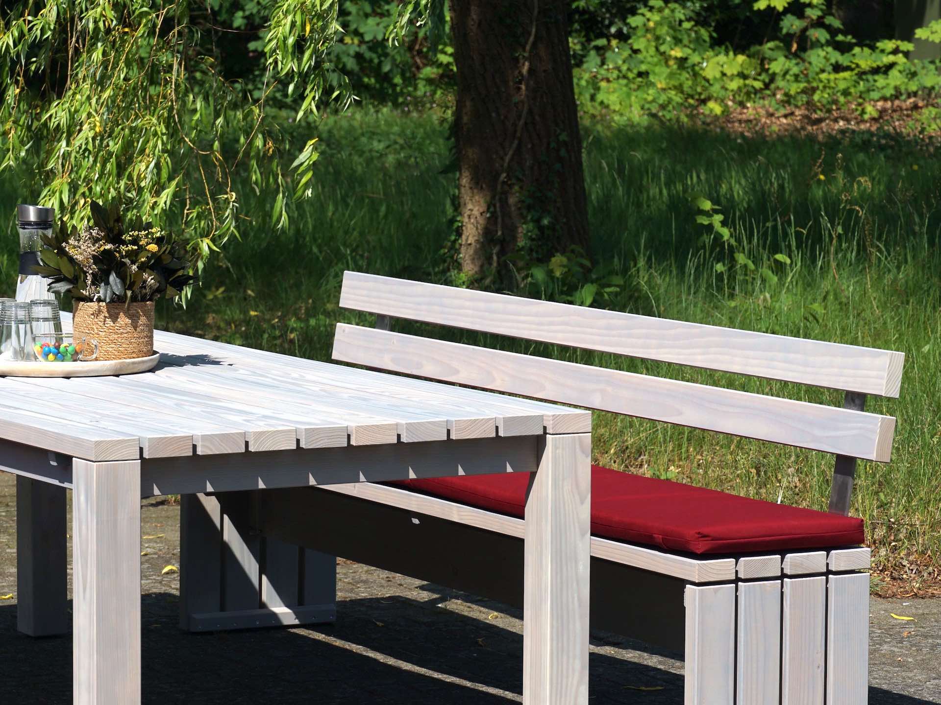 Detailaufnahme Tisch im Set Classic grau geölt mit sichtbarem Übergang zwischen Tischbein und Platte, rechte Bank im Hintergrund