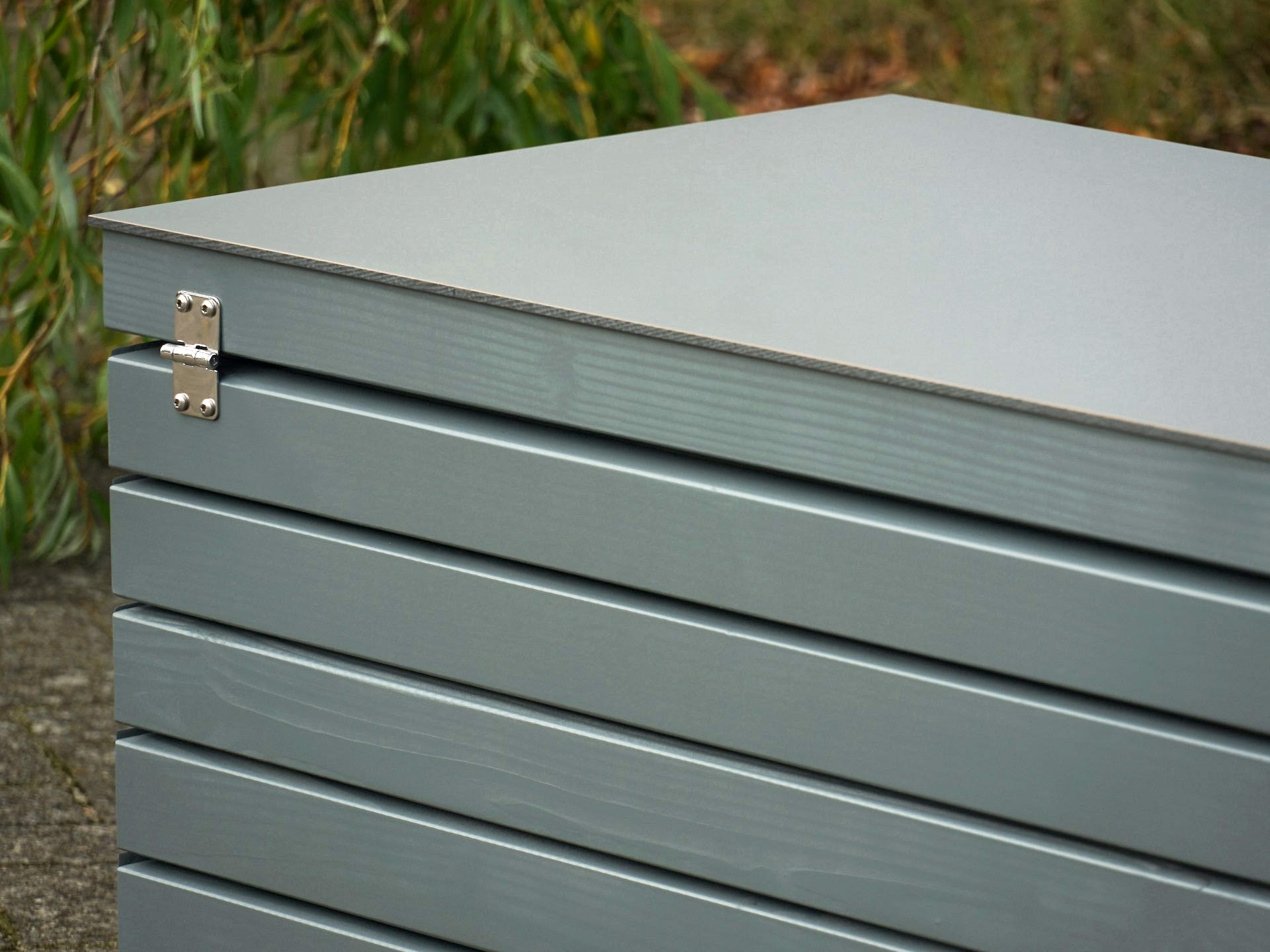 Rückansicht der Gartenbox in Grau – HPL-Deckel in Mittelgrau, exaktes Fugenbild, klare Linien	