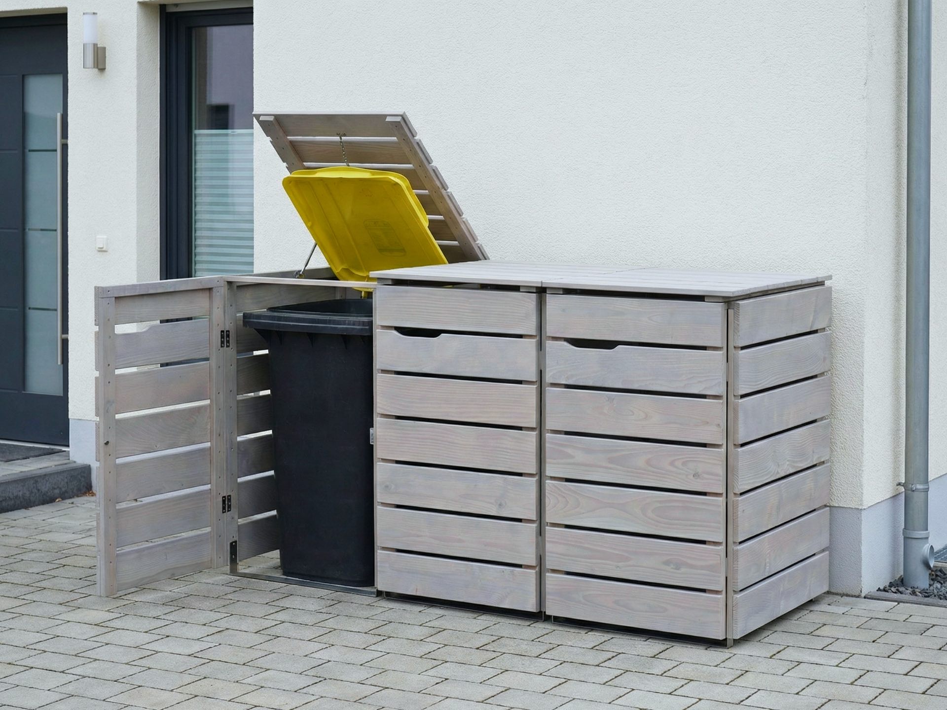 3er Mülltonnenbox 240 L in grau geölter Holzoptik als natürliche Alternative zu Kunststofflösungen.