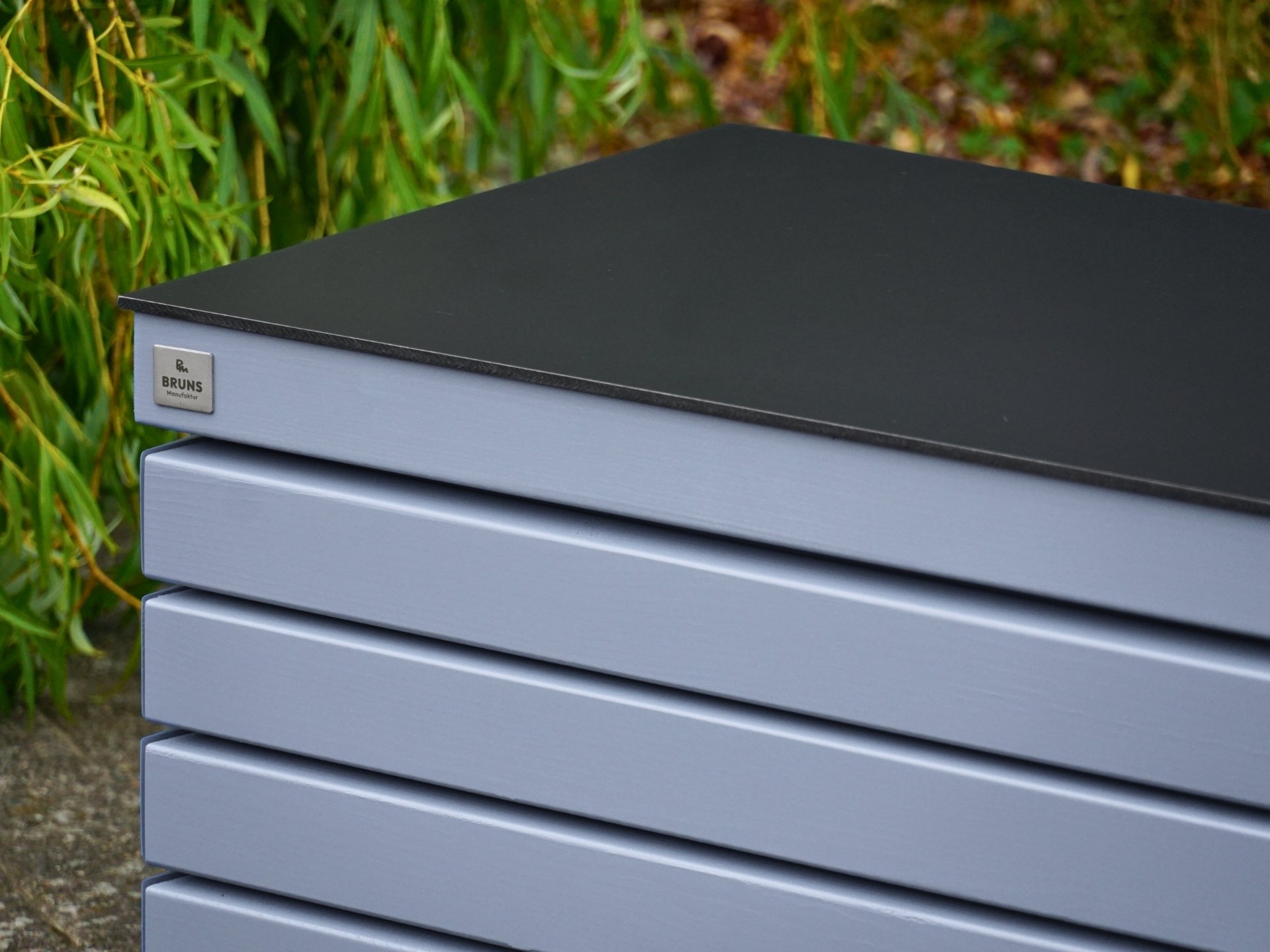 Gartenbox Rhombus in Taubenblau – rechter Bereich im Detail mit Blick auf die dunkelgraue HPL-Outdoorplatte und die präzise gearbeiteten Rhombusleisten