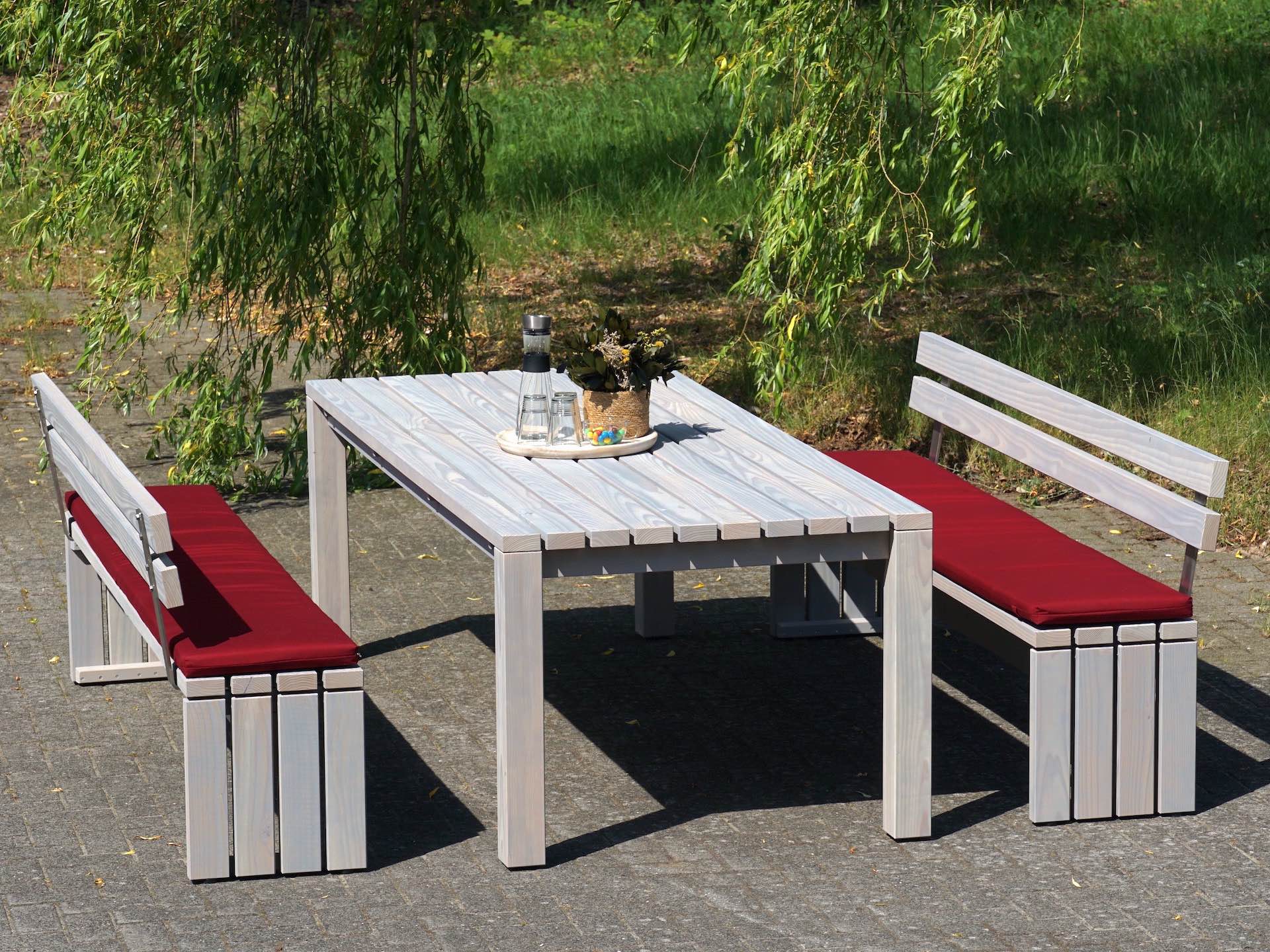 Gartenmöbel-Set Classic grau geölt mit roten Polstern, Gesamtansicht von vorn oben